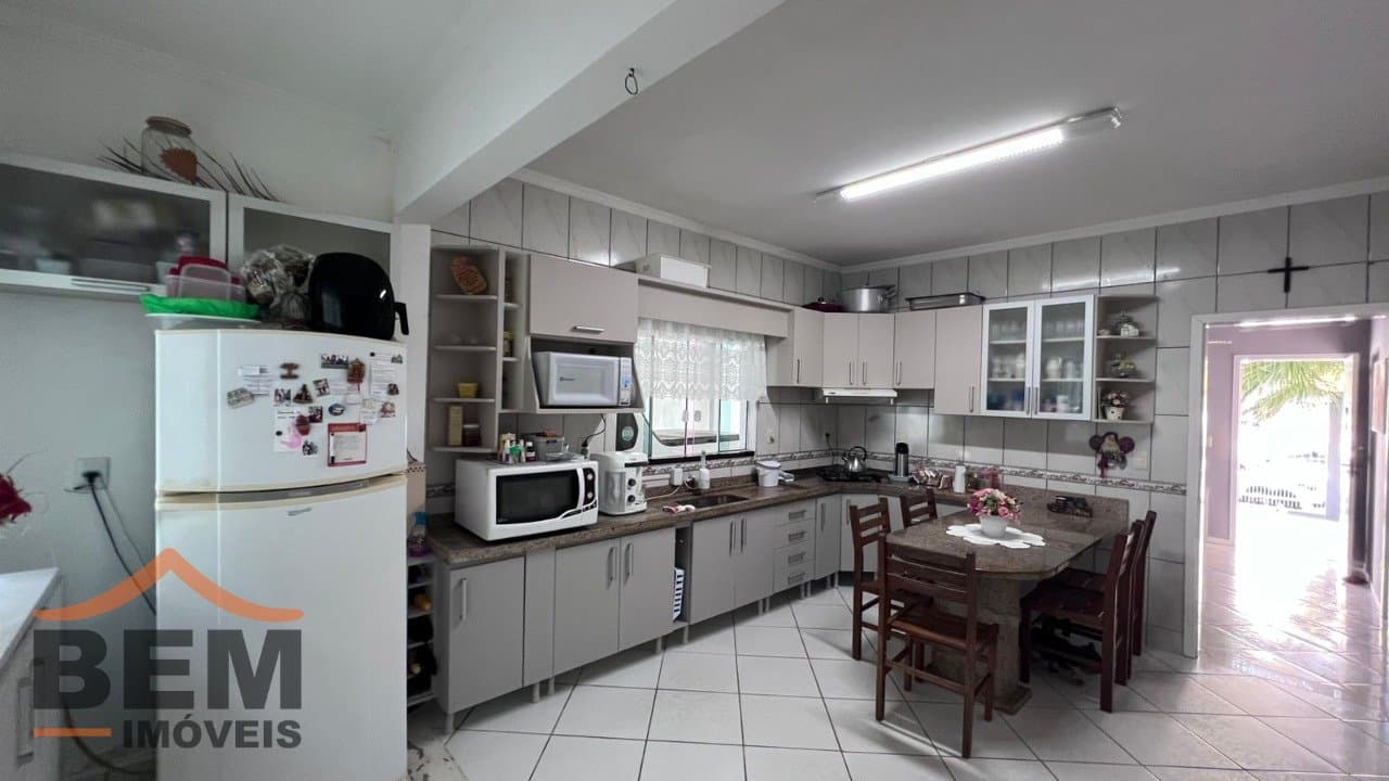 Casa à Venda com 5 quartos sendo 1 suíte, 2 vagas no bairro Ressacada em Itajaí/SC