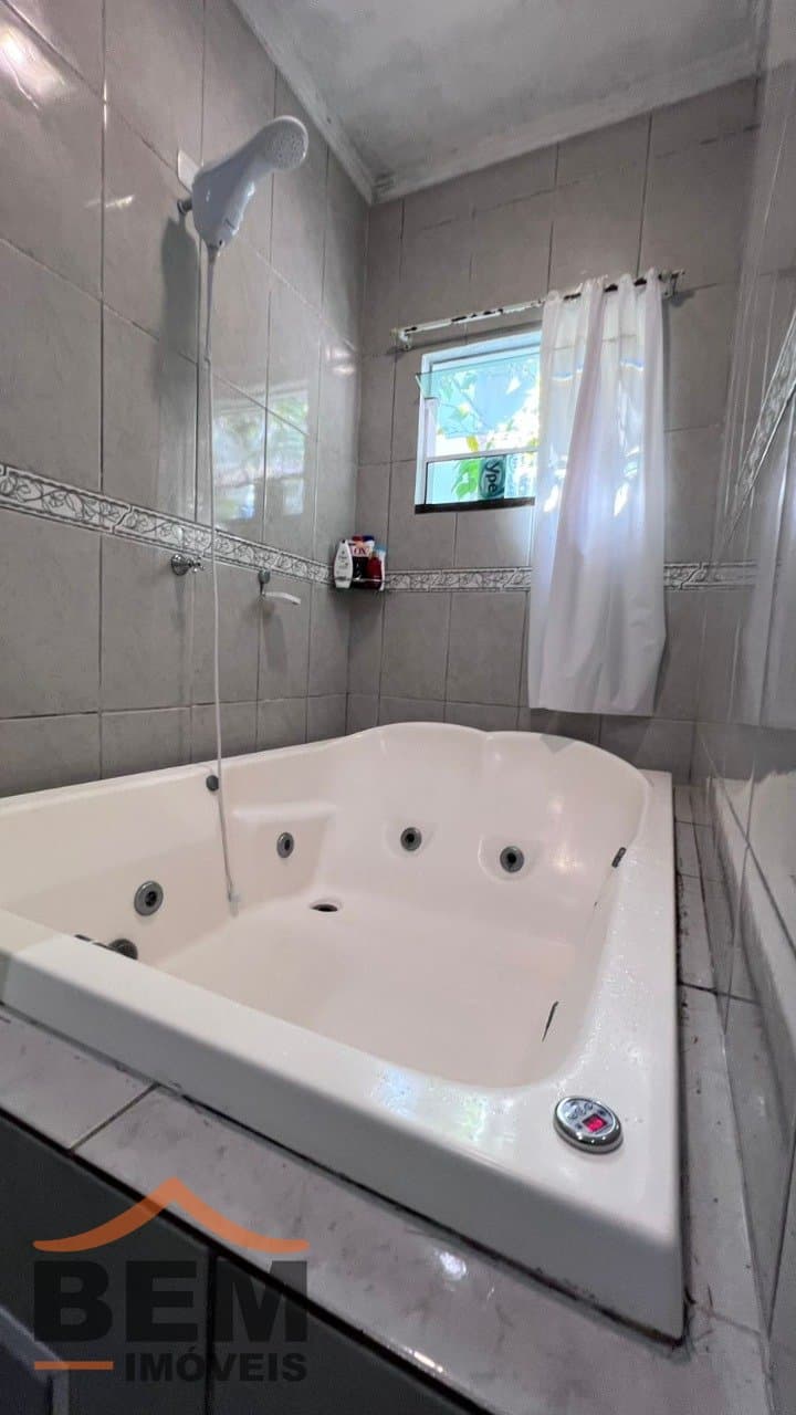 Casa à Venda com 5 quartos sendo 1 suíte, 2 vagas no bairro Ressacada em Itajaí/SC