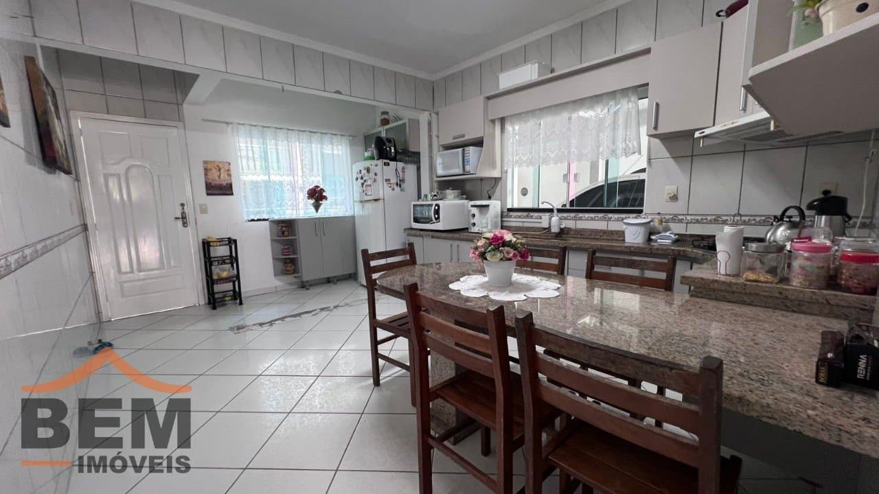 Casa à Venda com 5 quartos sendo 1 suíte, 2 vagas no bairro Ressacada em Itajaí/SC