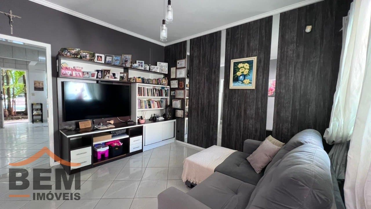 Casa à Venda com 5 quartos sendo 1 suíte, 2 vagas no bairro Ressacada em Itajaí/SC
