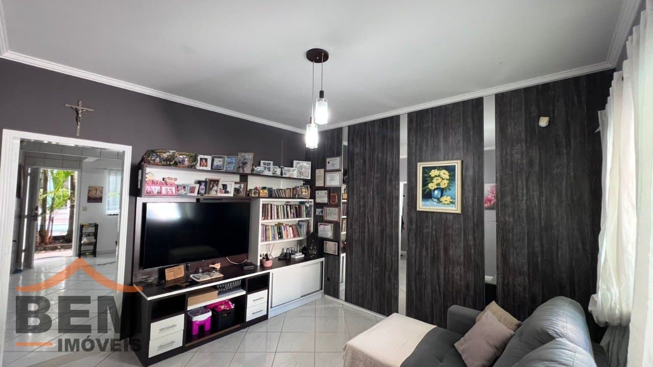 Casa à Venda com 5 quartos sendo 1 suíte, 2 vagas no bairro Ressacada em Itajaí/SC
