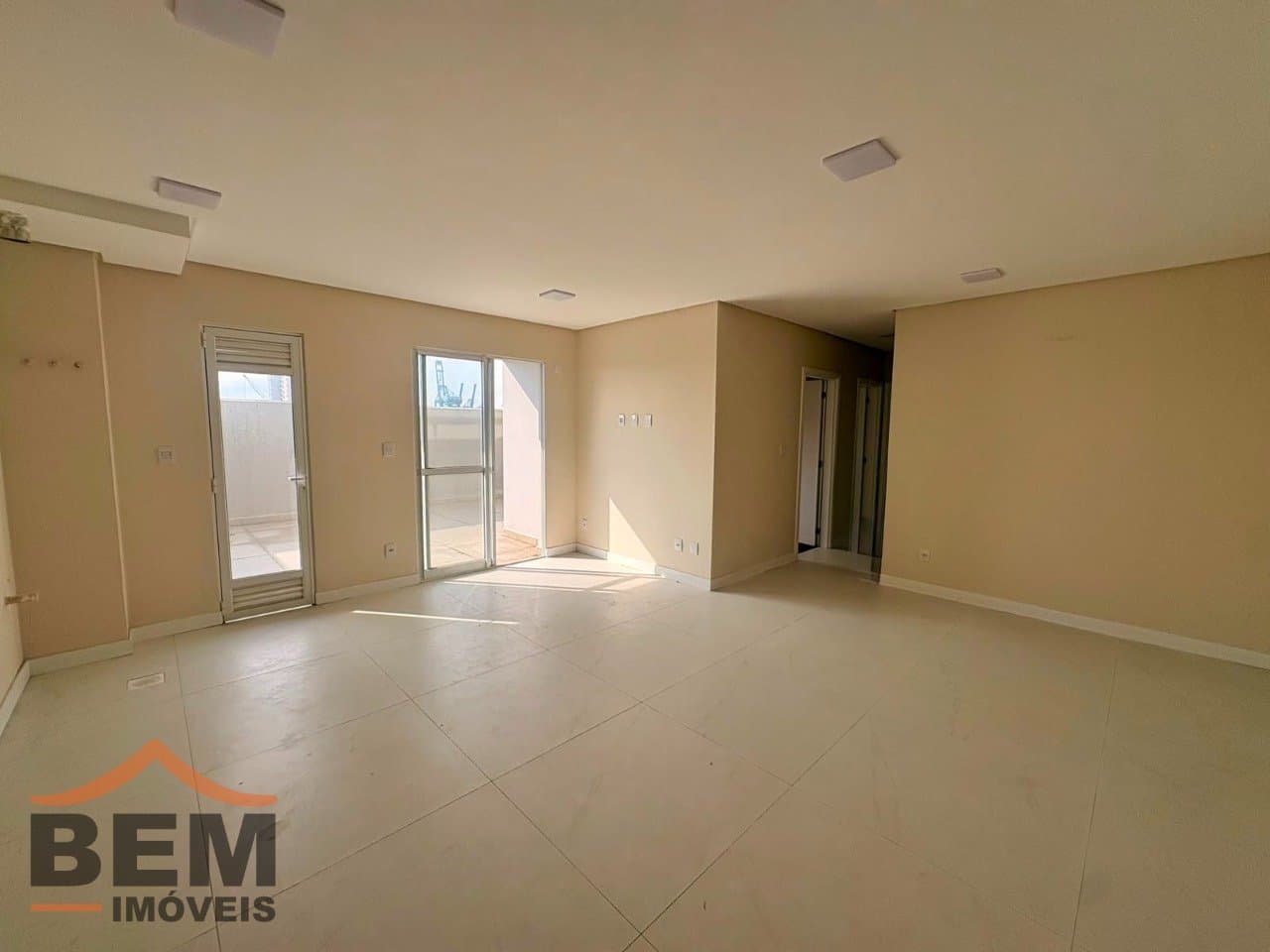 Apartamento para Locação com 3 quartos sendo 1 suíte, 2 vagas no bairro Centro em Itajaí/SC: 07 - SALA DE ESTAR