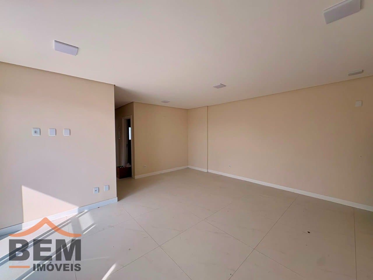 Apartamento para Locação com 3 quartos sendo 1 suíte, 2 vagas no bairro Centro em Itajaí/SC: 08 - SALA DE ESTAR