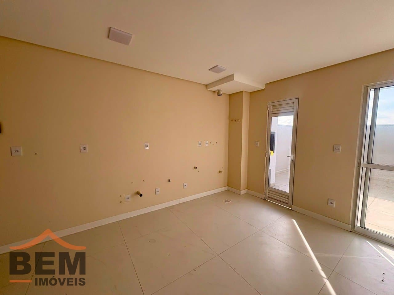Apartamento para Locação com 3 quartos sendo 1 suíte, 2 vagas no bairro Centro em Itajaí/SC: 09 - COZINHA