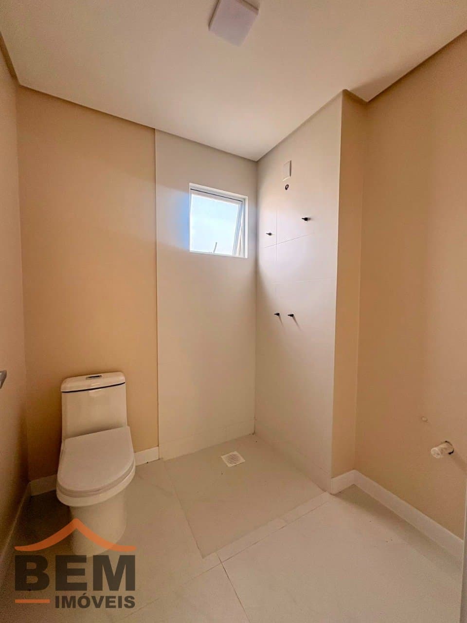 Apartamento para Locação com 3 quartos sendo 1 suíte, 2 vagas no bairro Centro em Itajaí/SC: 17 - BANHEIRO DA SUÍTE