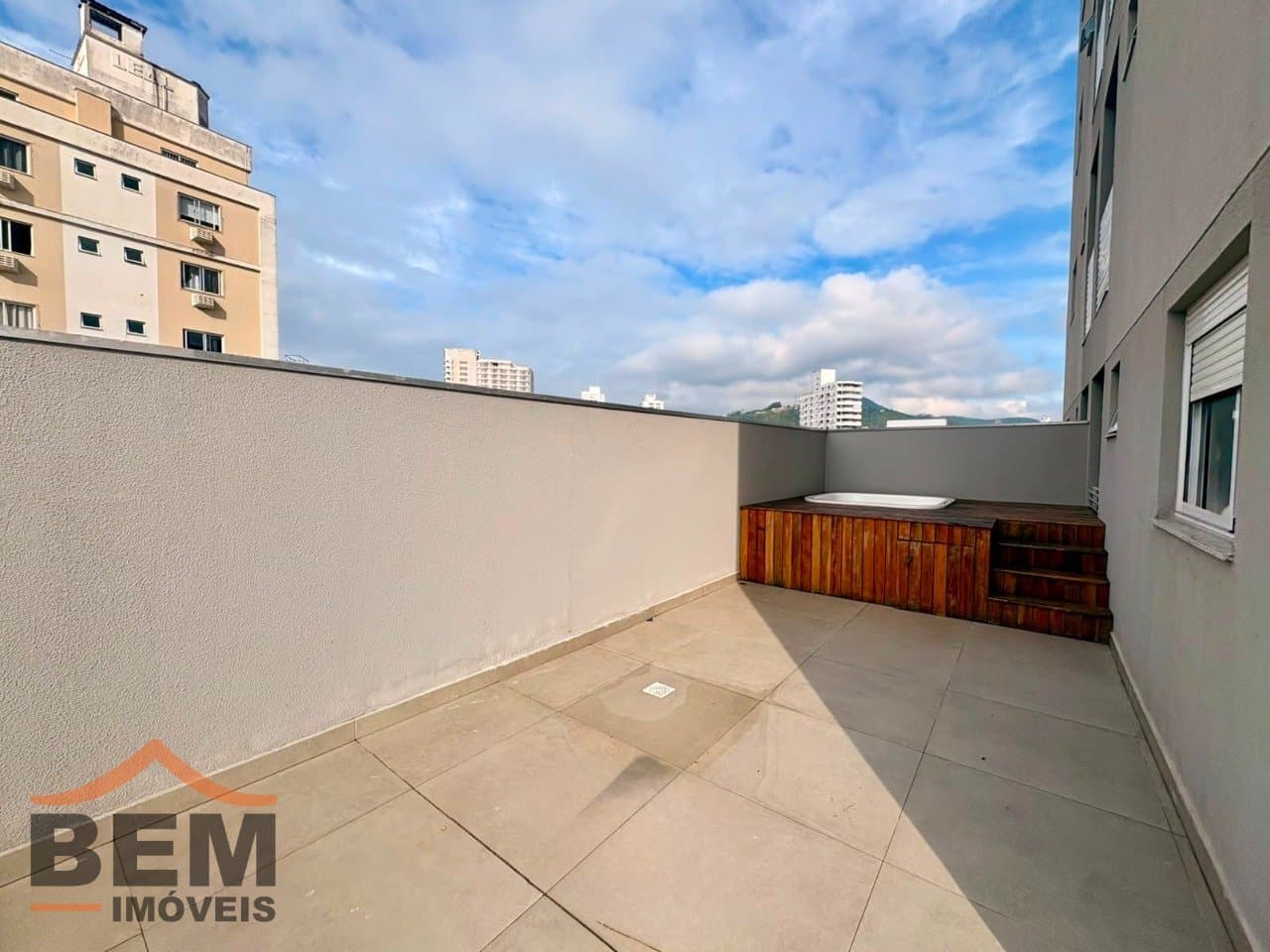 Apartamento para Locação com 3 quartos sendo 1 suíte, 2 vagas no bairro Centro em Itajaí/SC: 20 - ÁREA EXTERNA COM