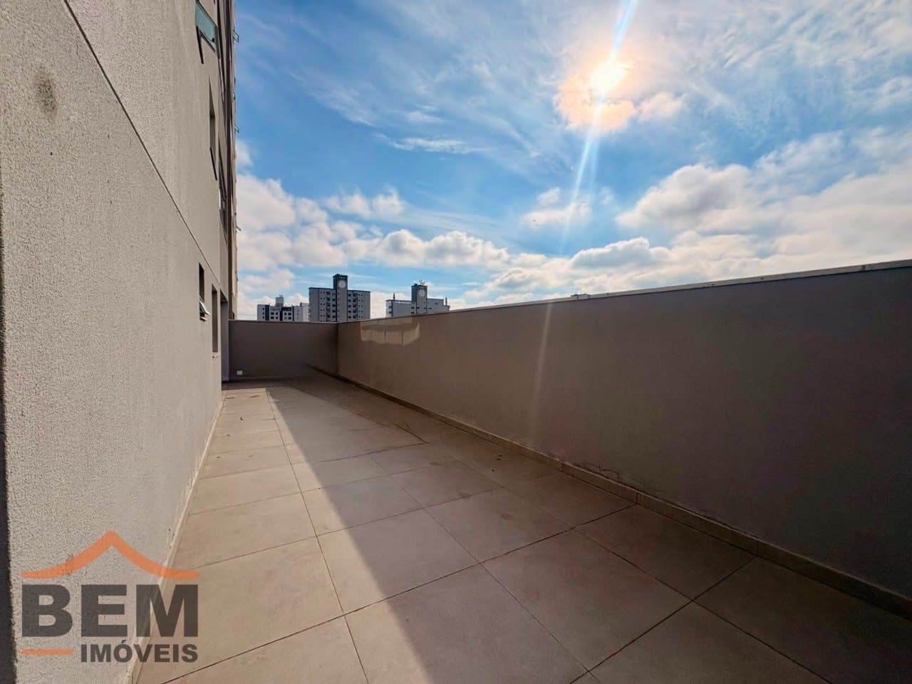 Apartamento para Locação com 3 quartos sendo 1 suíte, 2 vagas no bairro Centro em Itajaí/SC: 21 - ÁREA EXTERNA COM JACUZZI