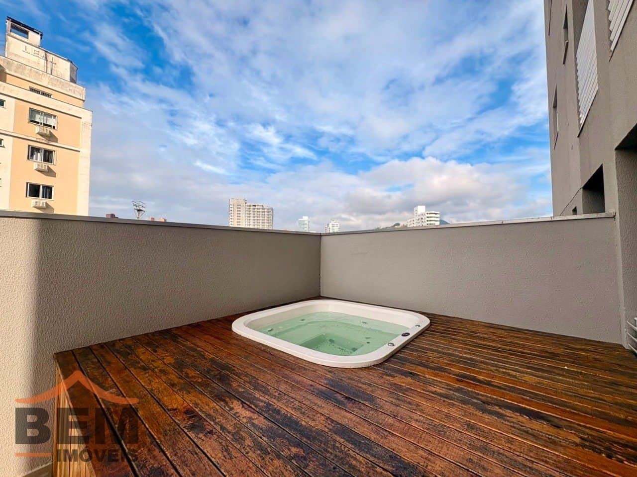 Apartamento para Locação com 3 quartos sendo 1 suíte, 2 vagas no bairro Centro em Itajaí/SC: 23 - JACUZZI