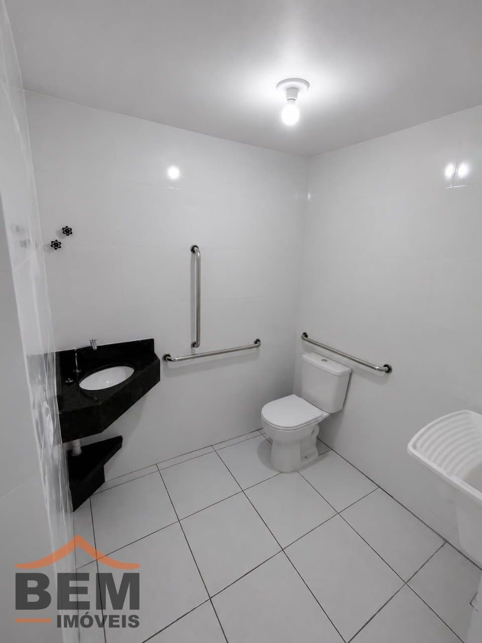 Sala Comercial para Locação no bairro São Vicente em Itajaí/SC: 11 -  BANHEIRO PCD