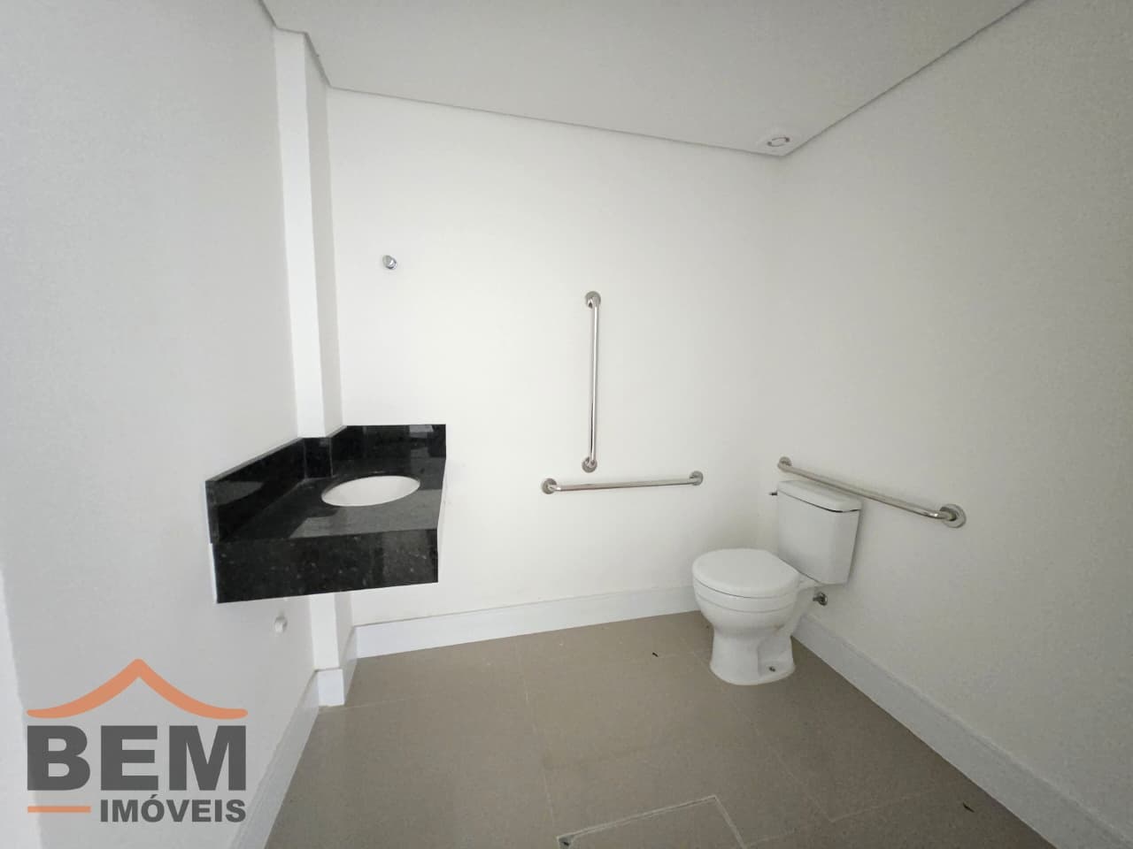 Sala Comercial para Locação no bairro Centro em Balneário Camboriú/SC: 146b815c-390a-4129-b72d-5c47a9804e07