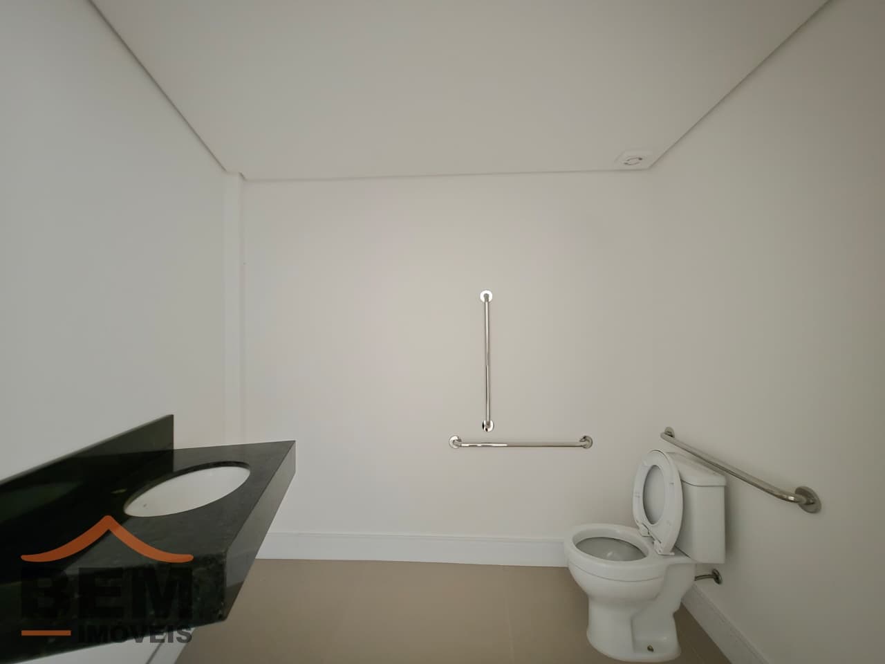 Sala Comercial para Locação no bairro Centro em Balneário Camboriú/SC: 85f2bb48-141a-41ff-8790-55971bc8cc1d