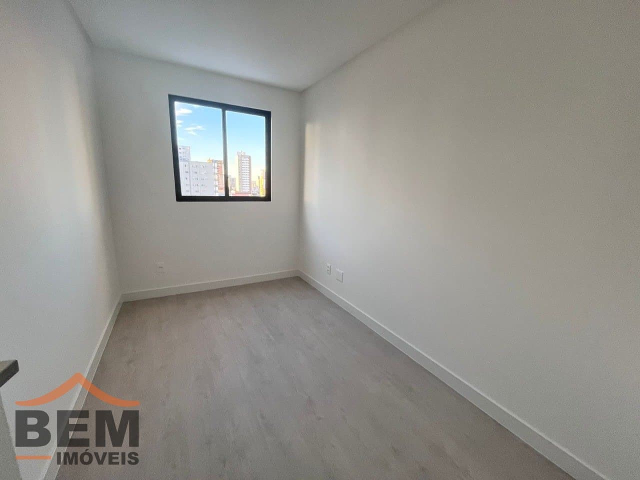 Apartamento à Venda com 3 quartos sendo 1 suíte, 2 vagas no bairro Vila Operária em Itajaí/SC