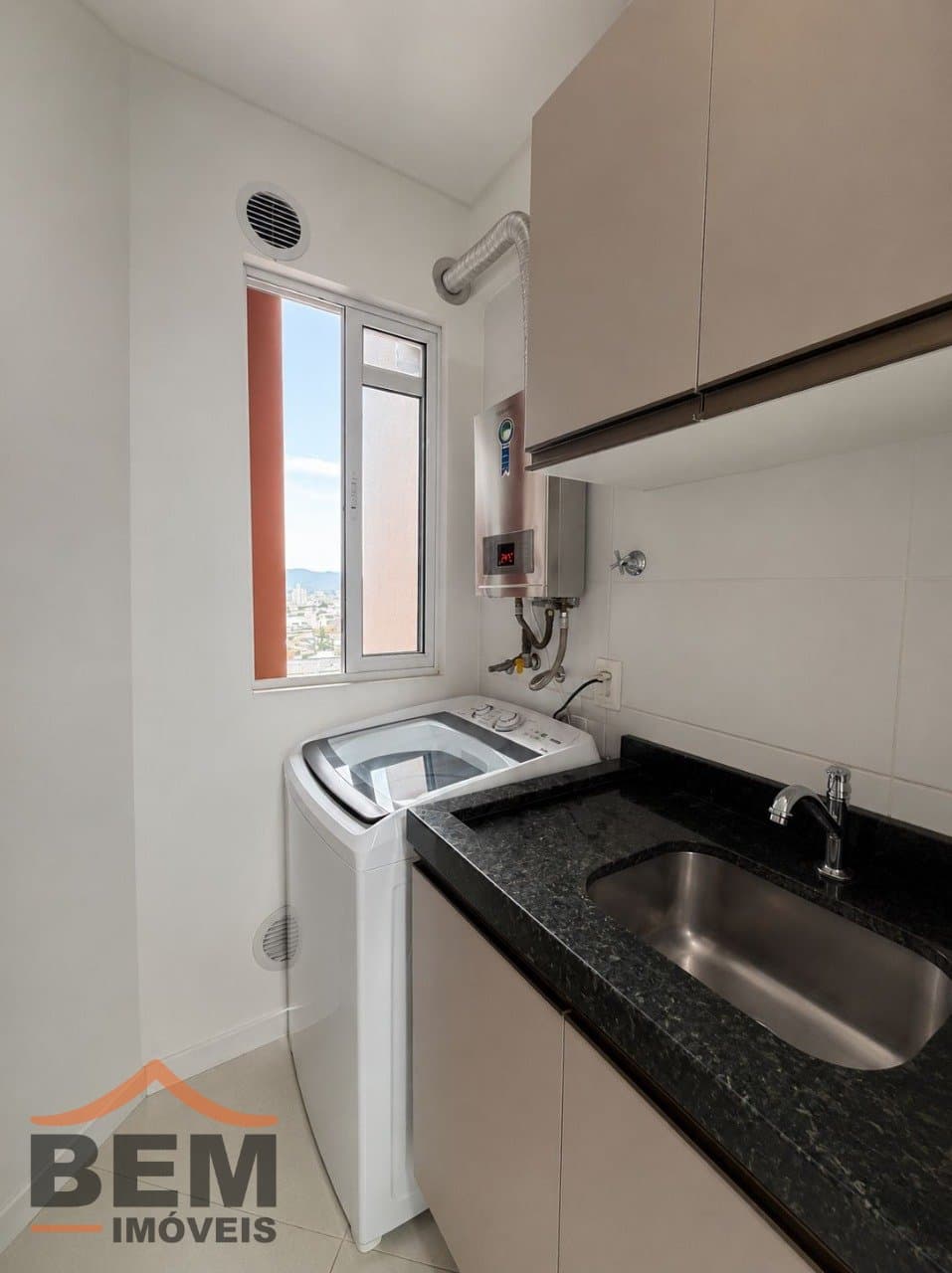 Apartamento à Venda com 2 quartos sendo 1 suíte, 2 vagas no bairro Cordeiros em Itajaí/SC