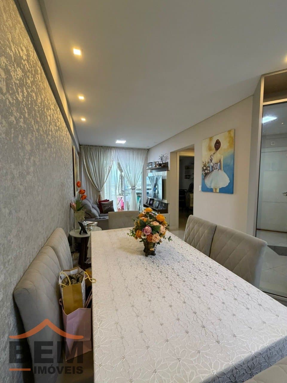 Apartamento à Venda com 2 quartos sendo 1 suíte, 2 vagas no bairro Cordeiros em Itajaí/SC