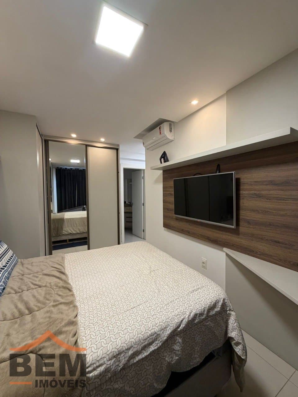 Apartamento à Venda com 2 quartos sendo 1 suíte, 2 vagas no bairro Cordeiros em Itajaí/SC