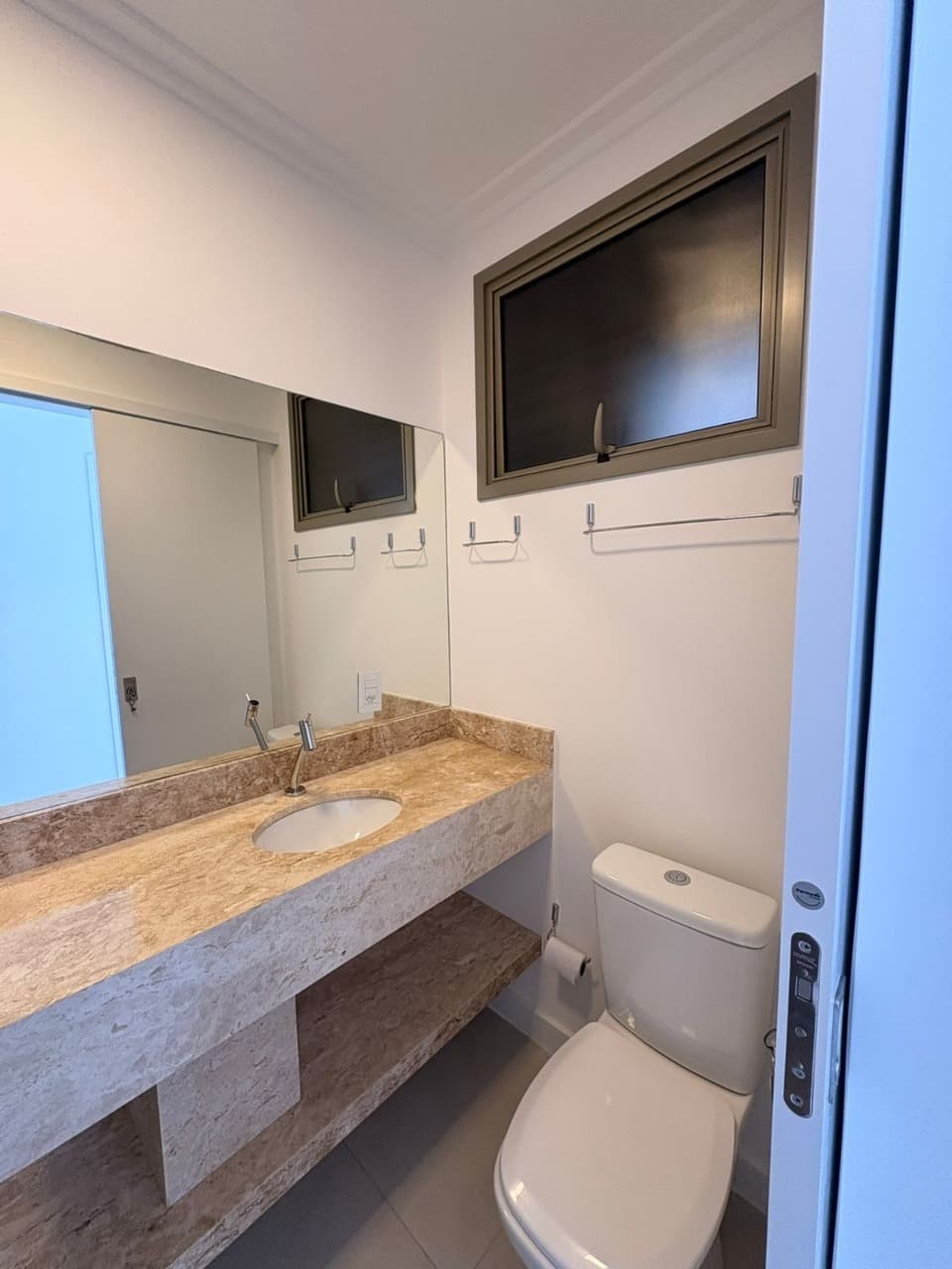 Apartamento para Locação com 2 quartos sendo 1 suíte, 1 vaga no bairro São Vicente em Itajaí/SC: 09 - BANHEIRO SUÍTE