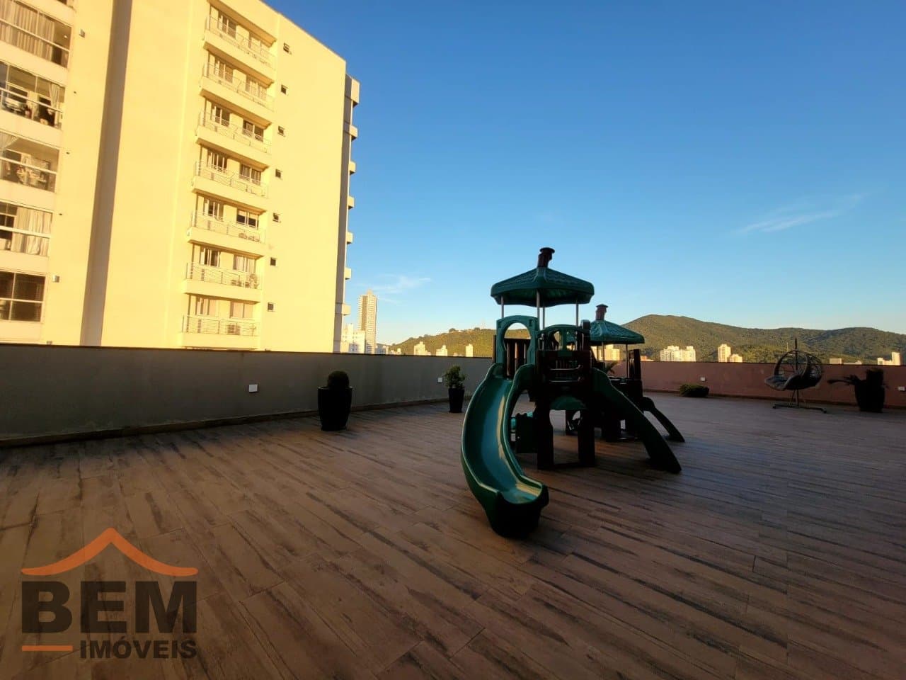 Apartamento para Locação com 2 quartos sendo 1 suíte, 1 vaga no bairro São Judas em Itajaí/SC: 41 - EXTERNO