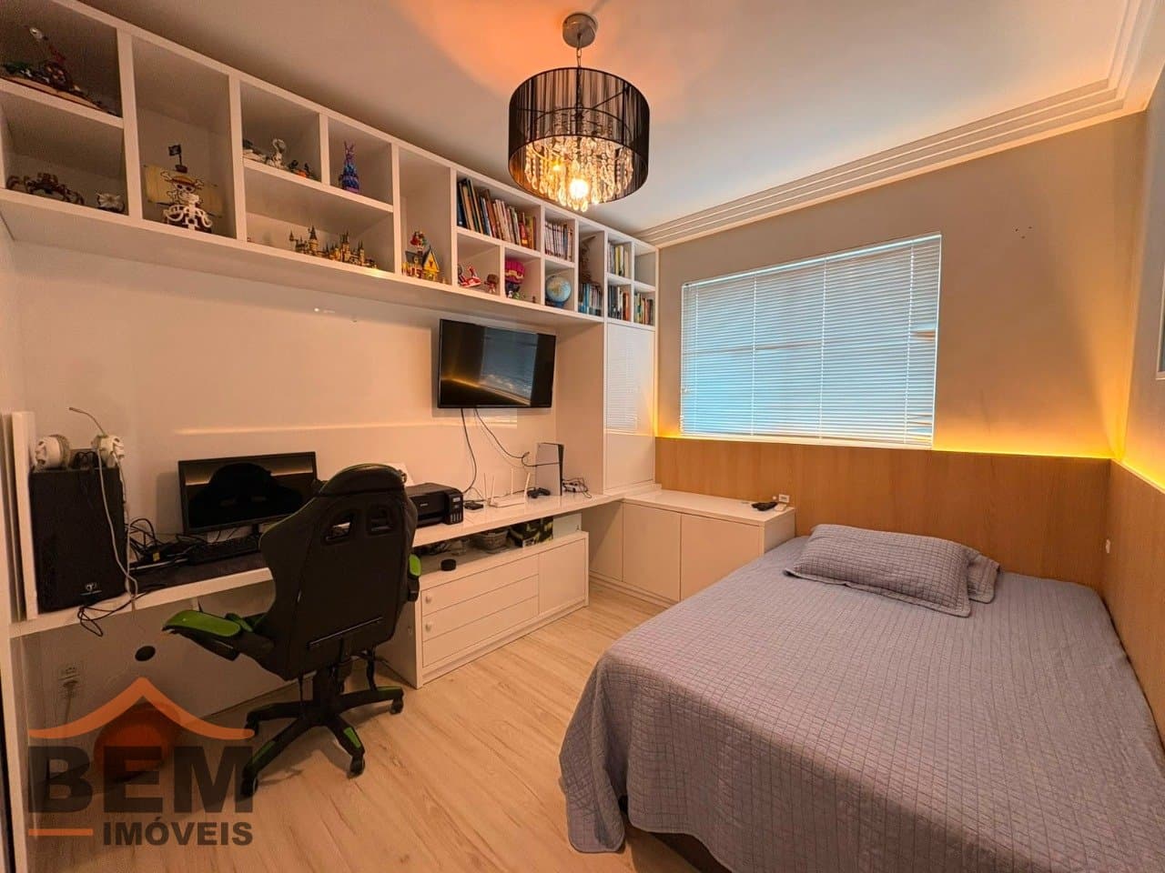 Apartamento para Locação com 3 quartos sendo 2 suítes, 2 vagas no bairro Vila Operária em Itajaí/SC: 8 - DORMITÓRIO 01