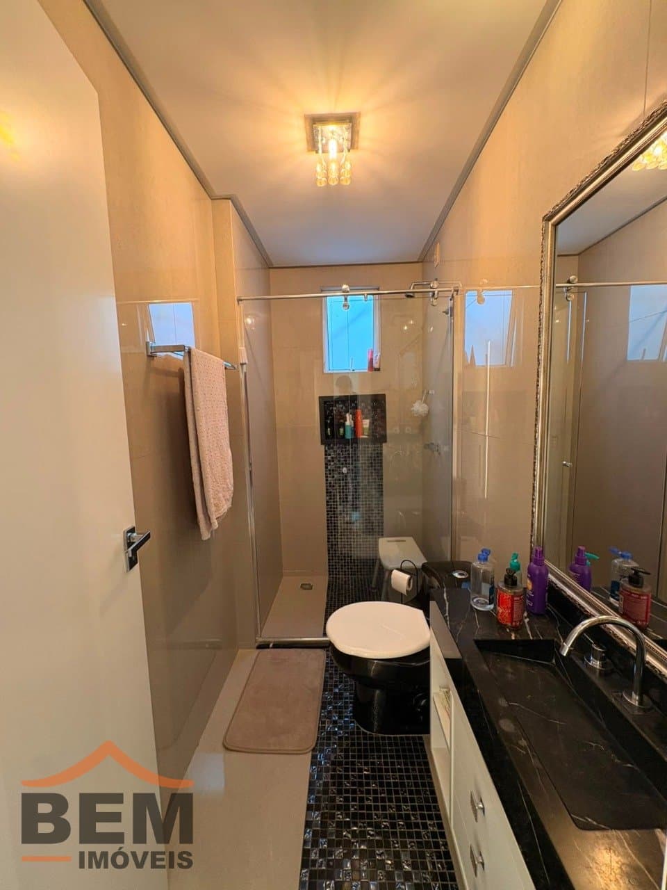 Apartamento para Locação com 3 quartos sendo 2 suítes, 2 vagas no bairro Vila Operária em Itajaí/SC: 13 - BANHEIRO DA SUÍTE 01