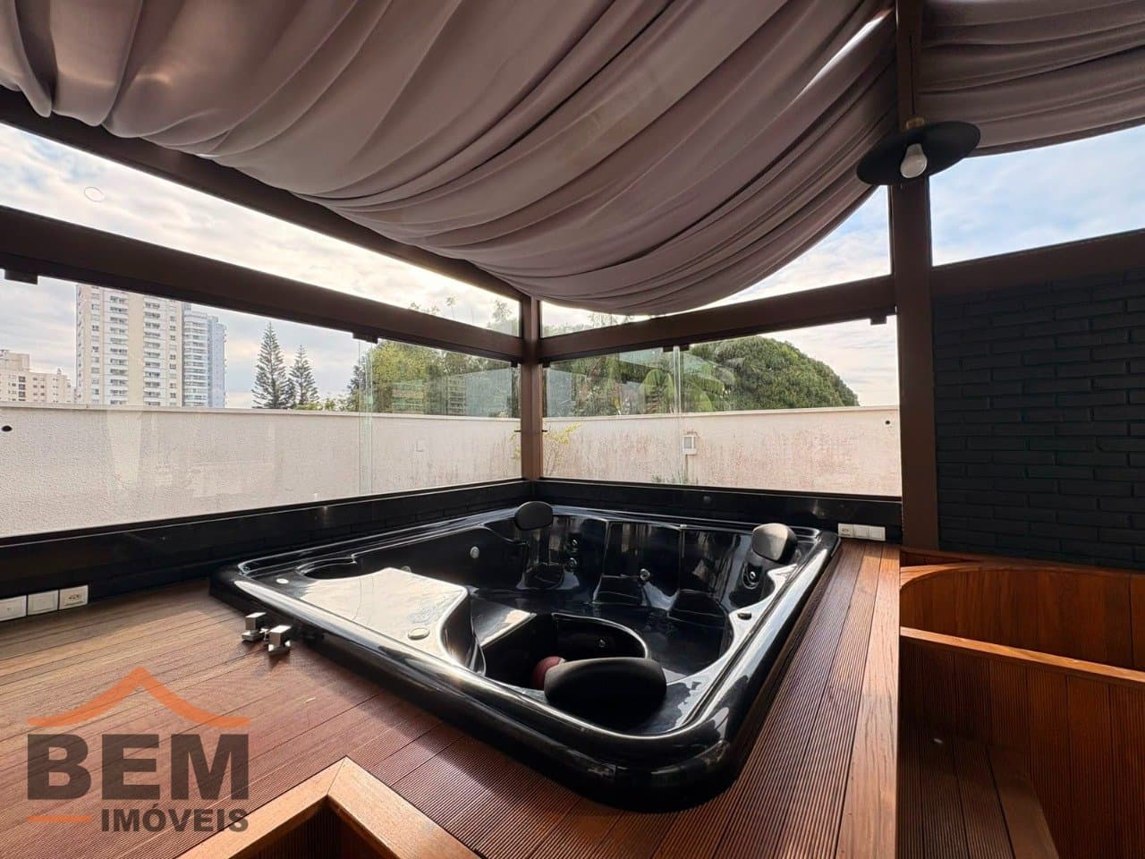 Apartamento para Locação com 3 quartos sendo 2 suítes, 2 vagas no bairro Vila Operária em Itajaí/SC: 18 - JACUZZI