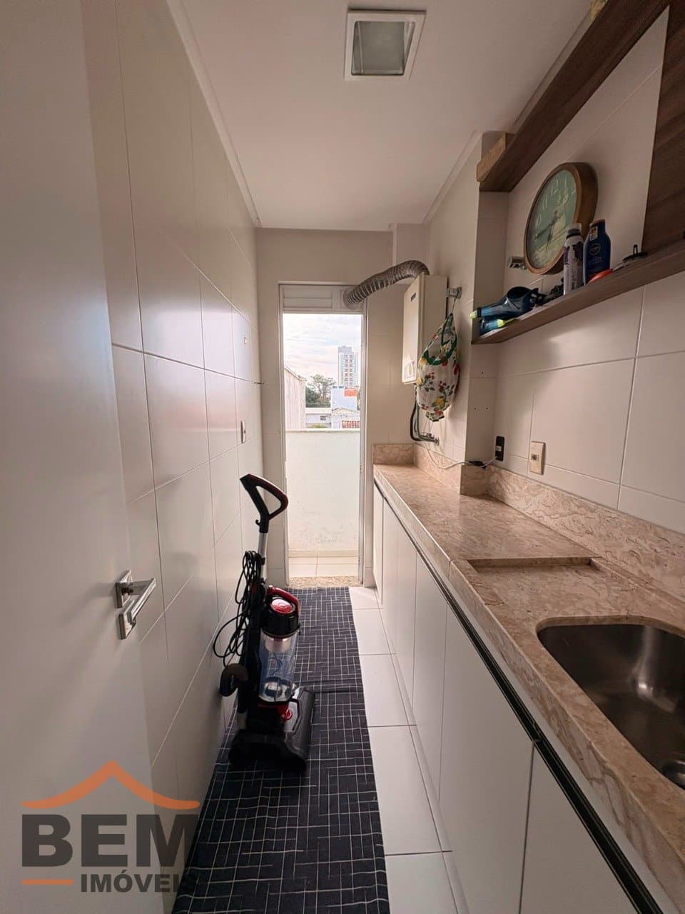 Apartamento para Locação com 3 quartos sendo 2 suítes, 2 vagas no bairro Vila Operária em Itajaí/SC: 21 - ÁREA DE SERVIÇO