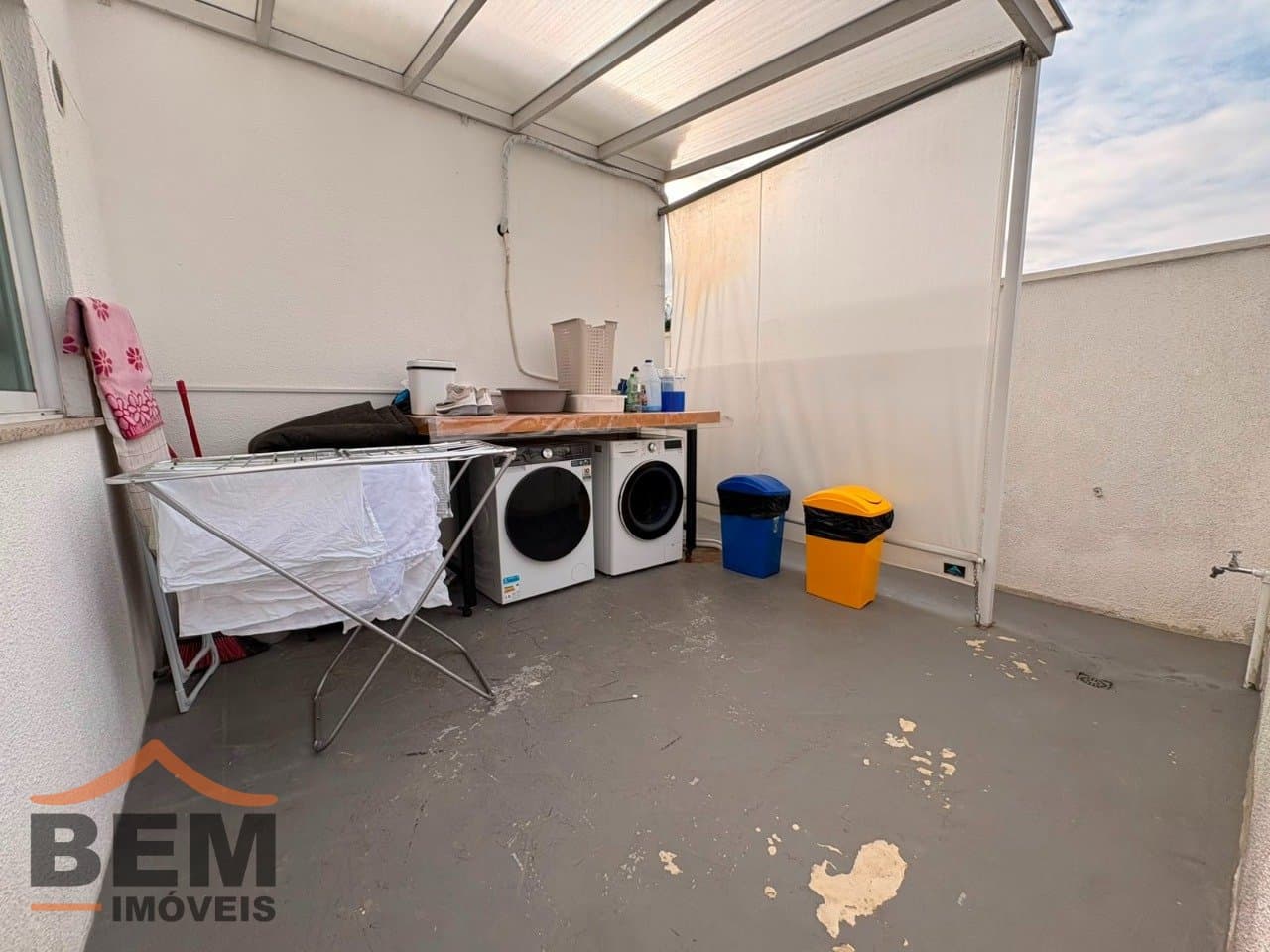 Apartamento para Locação com 3 quartos sendo 2 suítes, 2 vagas no bairro Vila Operária em Itajaí/SC: 22 - ÁREA DE SERVIÇO