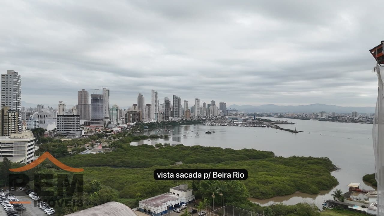 Apartamento à Venda com 2 quartos sendo 2 suítes, 2 vagas no bairro Fazenda em Itajaí/SC
