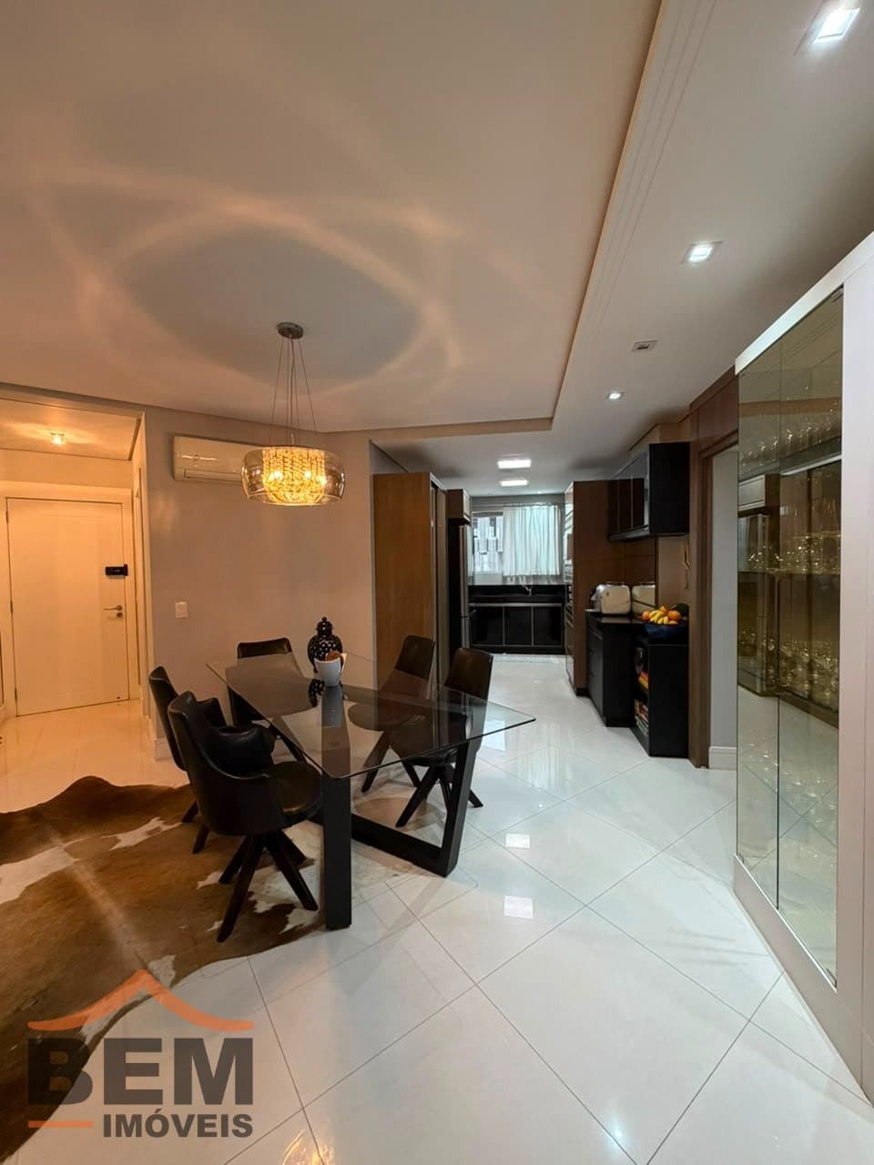 Apartamento à Venda com 3 quartos sendo 3 suítes, 3 vagas no bairro Centro em Itajaí/SC