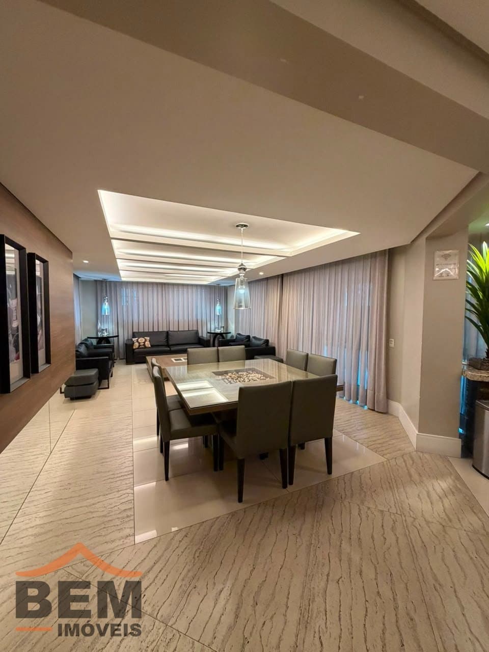 Apartamento à Venda com 3 quartos sendo 3 suítes, 3 vagas no bairro Centro em Itajaí/SC