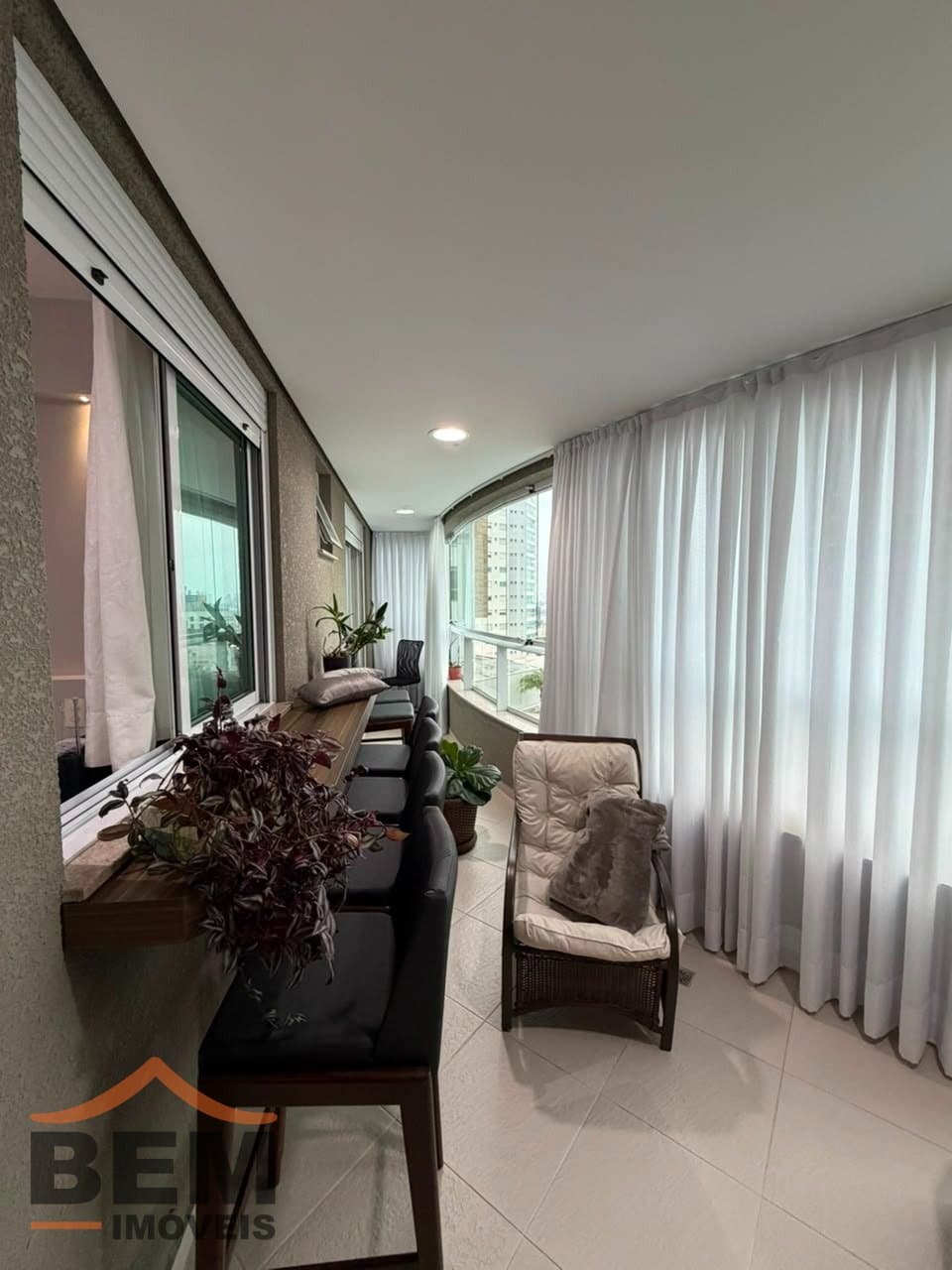 Apartamento à Venda com 3 quartos sendo 3 suítes, 3 vagas no bairro Centro em Itajaí/SC