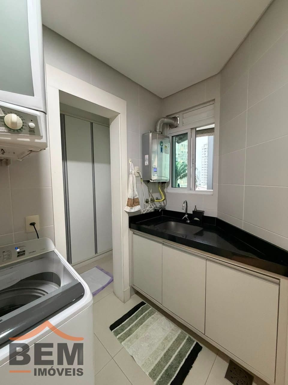 Apartamento à Venda com 3 quartos sendo 3 suítes, 3 vagas no bairro Centro em Itajaí/SC
