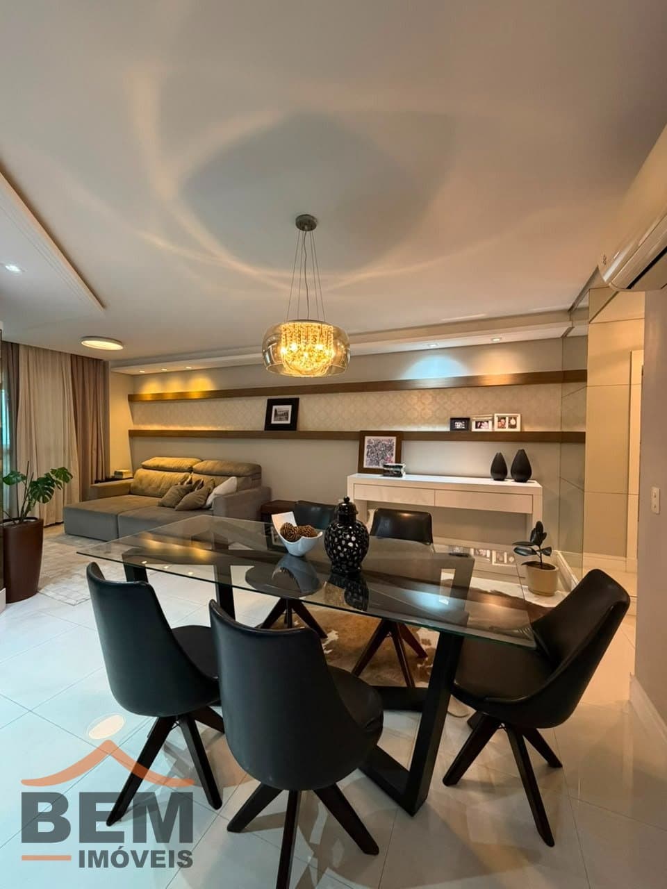 Apartamento à Venda com 3 quartos sendo 3 suítes, 3 vagas no bairro Centro em Itajaí/SC