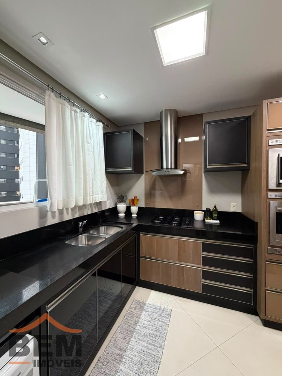 Apartamento à Venda com 3 quartos sendo 3 suítes, 3 vagas no bairro Centro em Itajaí/SC