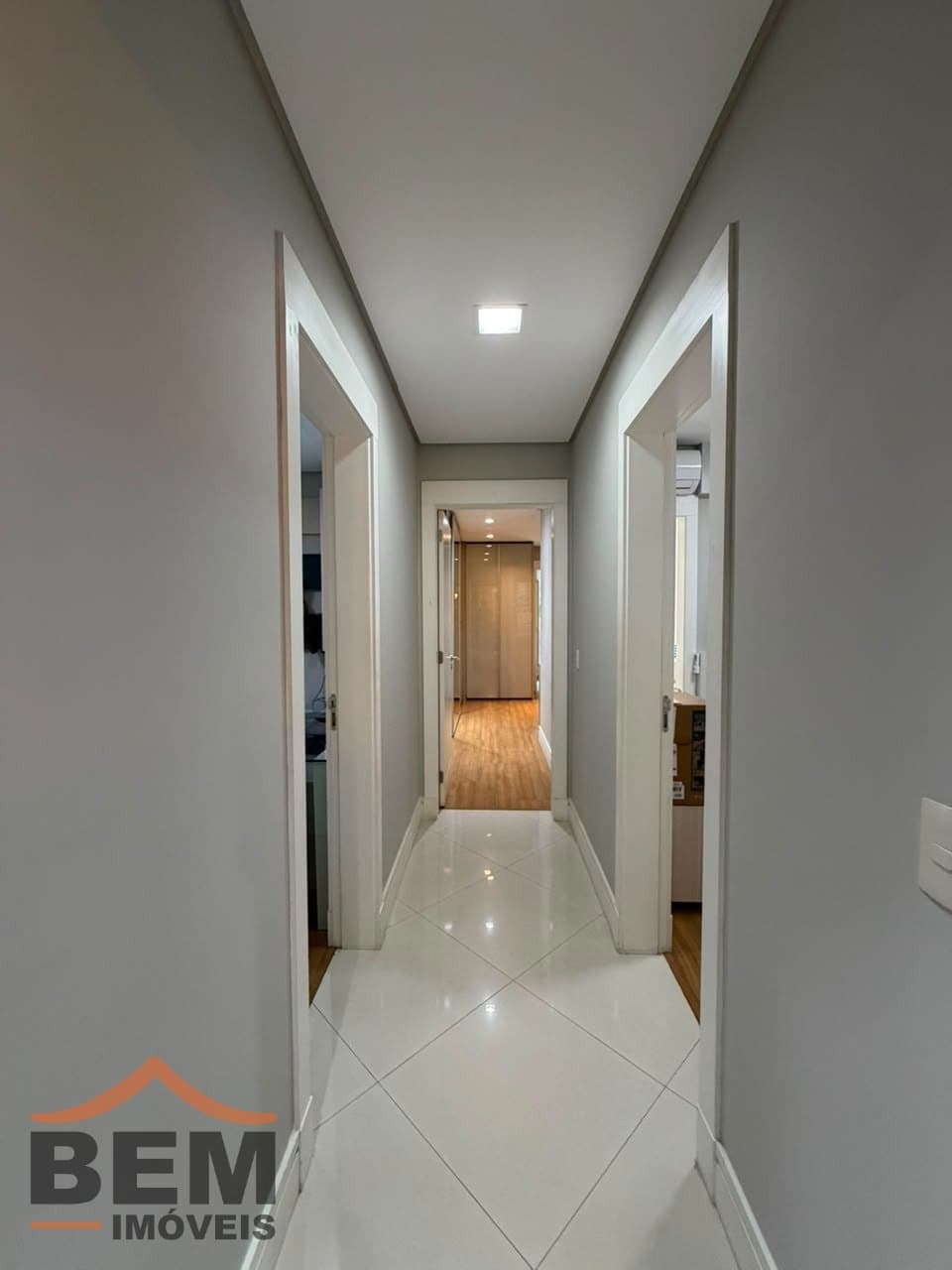 Apartamento à Venda com 3 quartos sendo 3 suítes, 3 vagas no bairro Centro em Itajaí/SC