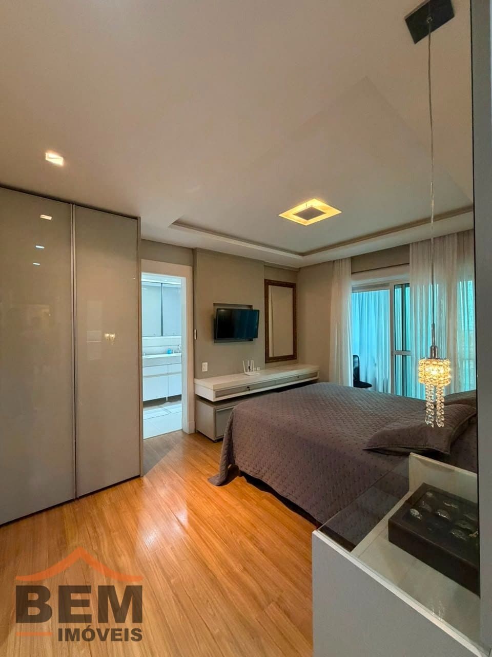 Apartamento à Venda com 3 quartos sendo 3 suítes, 3 vagas no bairro Centro em Itajaí/SC