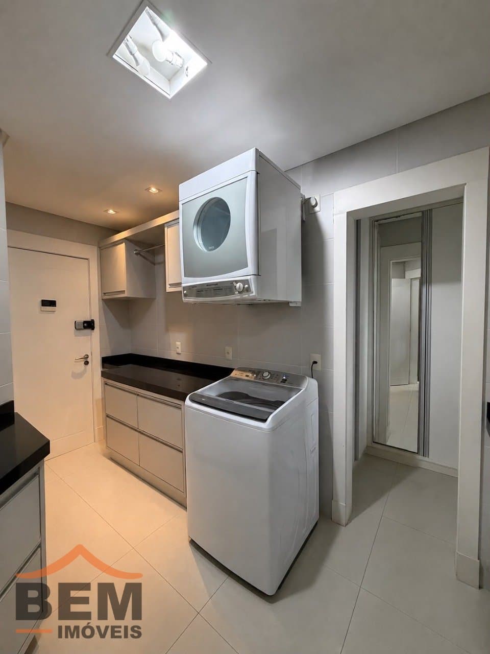 Apartamento à Venda com 3 quartos sendo 3 suítes, 3 vagas no bairro Centro em Itajaí/SC