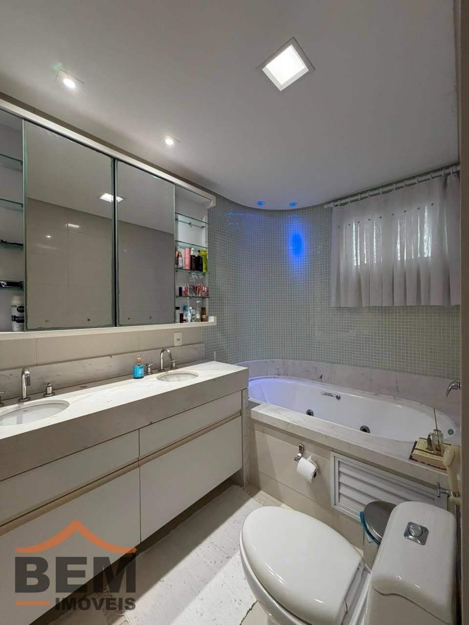 Apartamento à Venda com 3 quartos sendo 3 suítes, 3 vagas no bairro Centro em Itajaí/SC