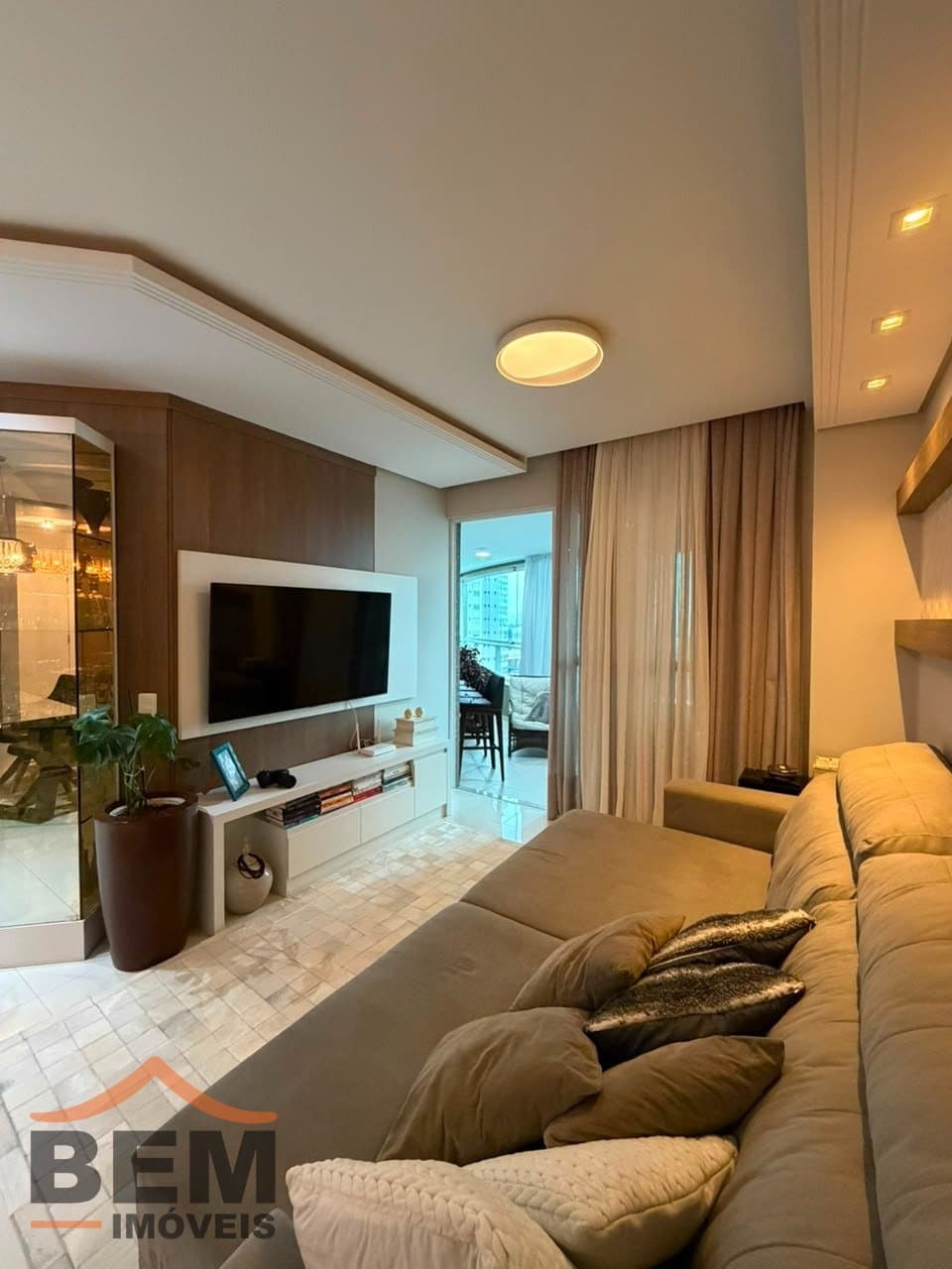 Apartamento à Venda com 3 quartos sendo 3 suítes, 3 vagas no bairro Centro em Itajaí/SC