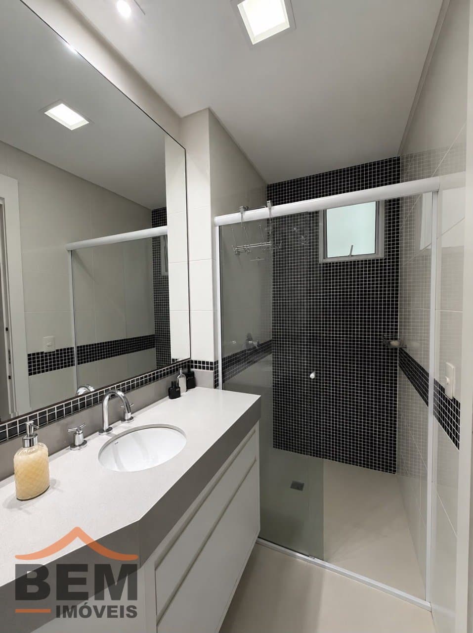 Apartamento à Venda com 3 quartos sendo 3 suítes, 3 vagas no bairro Centro em Itajaí/SC
