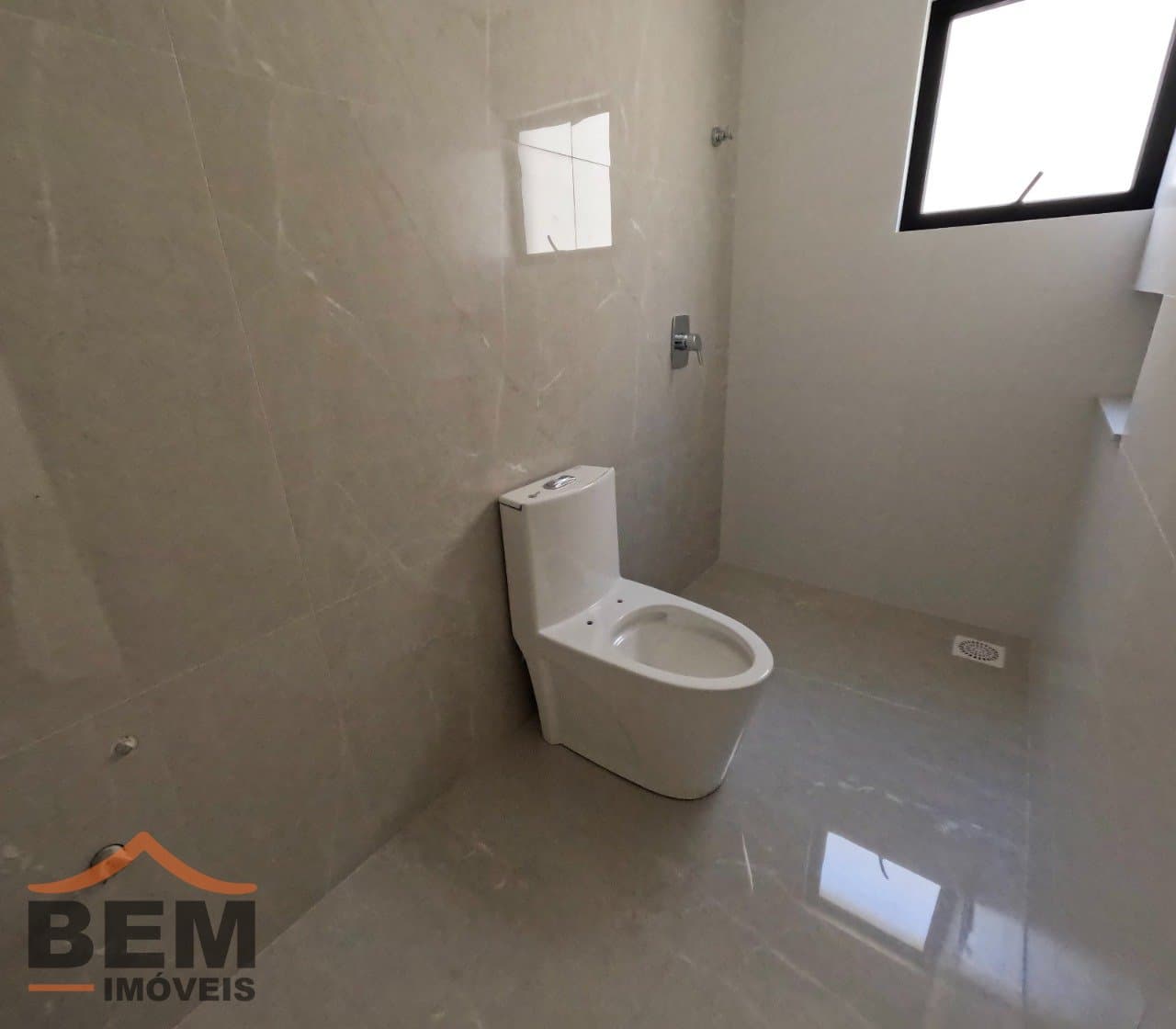 Casa à Venda com 3 quartos sendo 3 suítes, 2 vagas no bairro Vila Operária em Itajaí/SC