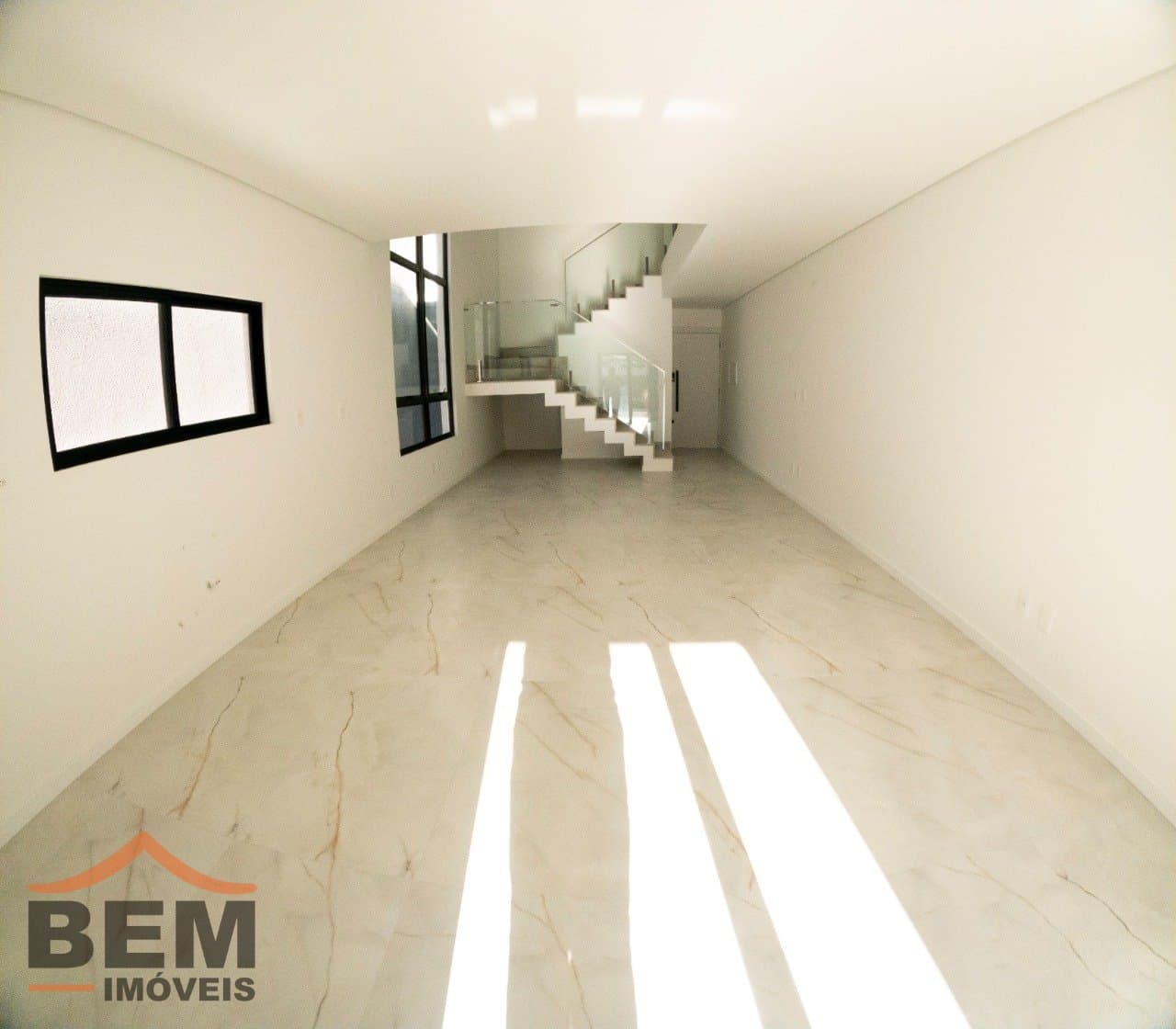 Casa à Venda com 3 quartos sendo 3 suítes, 2 vagas no bairro Vila Operária em Itajaí/SC