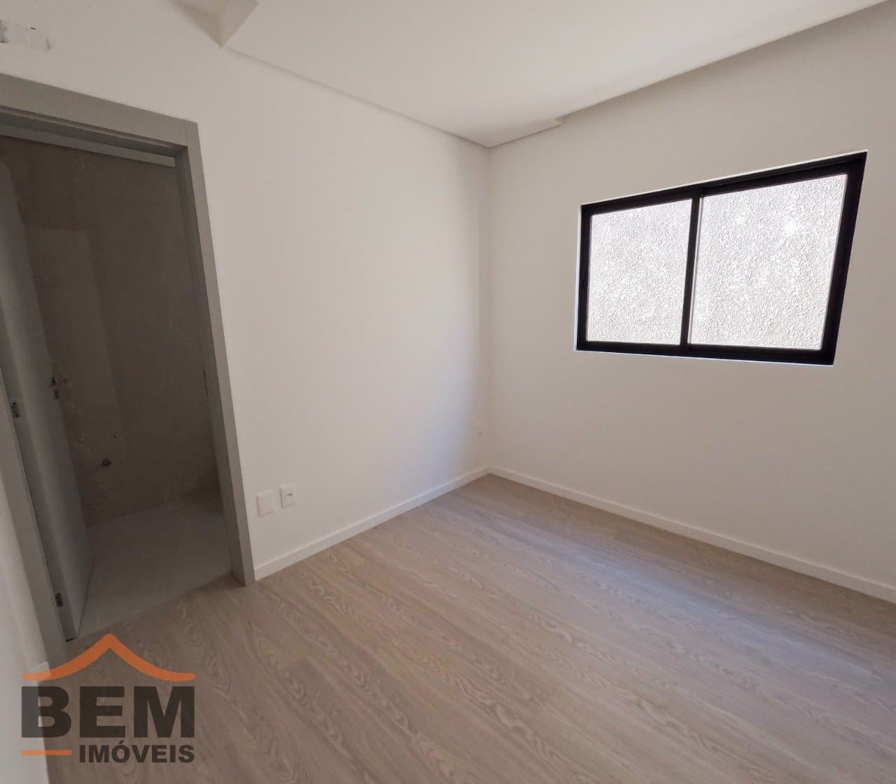 Casa à Venda com 3 quartos sendo 3 suítes, 2 vagas no bairro Vila Operária em Itajaí/SC