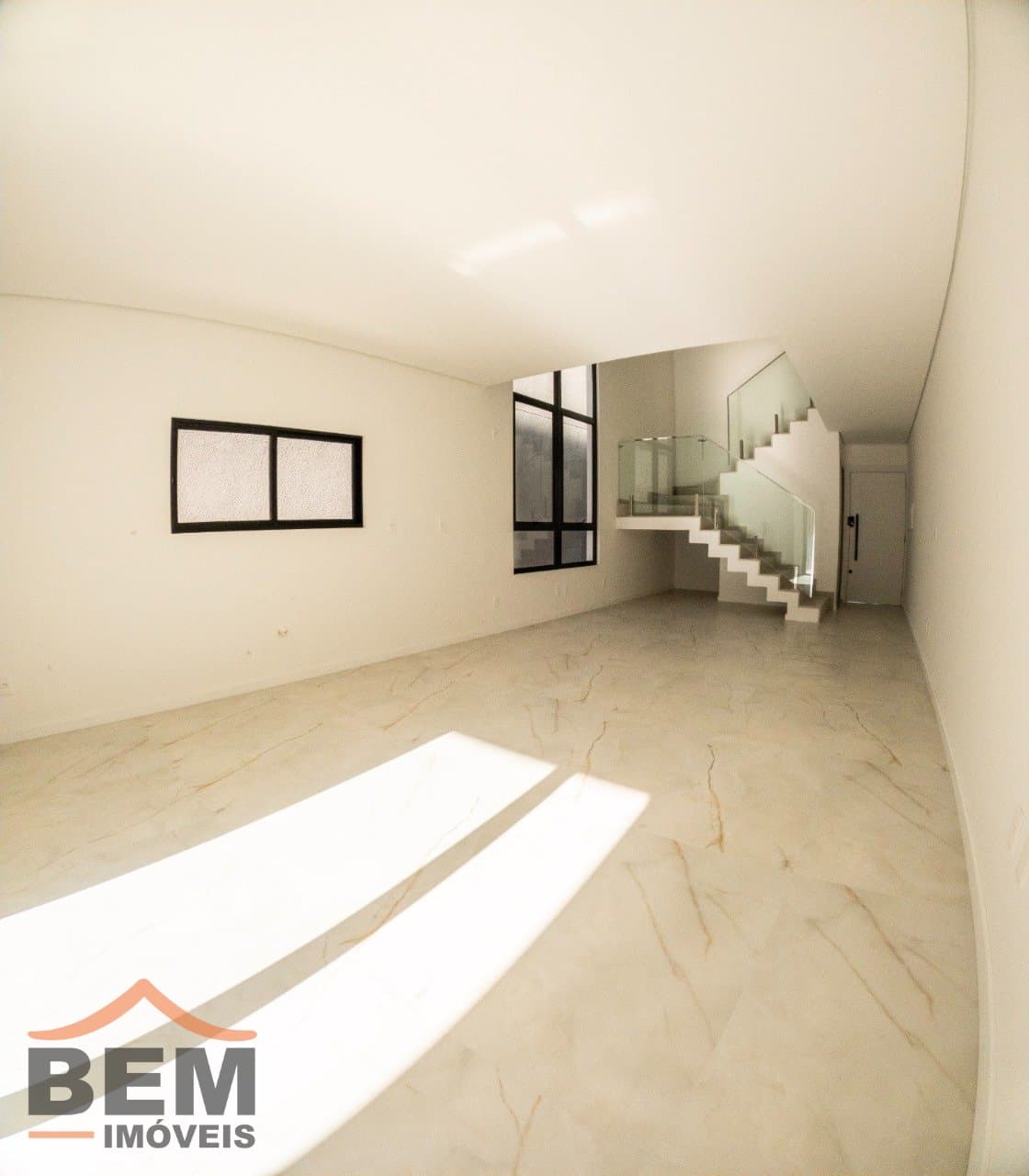 Casa à Venda com 3 quartos sendo 3 suítes, 2 vagas no bairro Vila Operária em Itajaí/SC