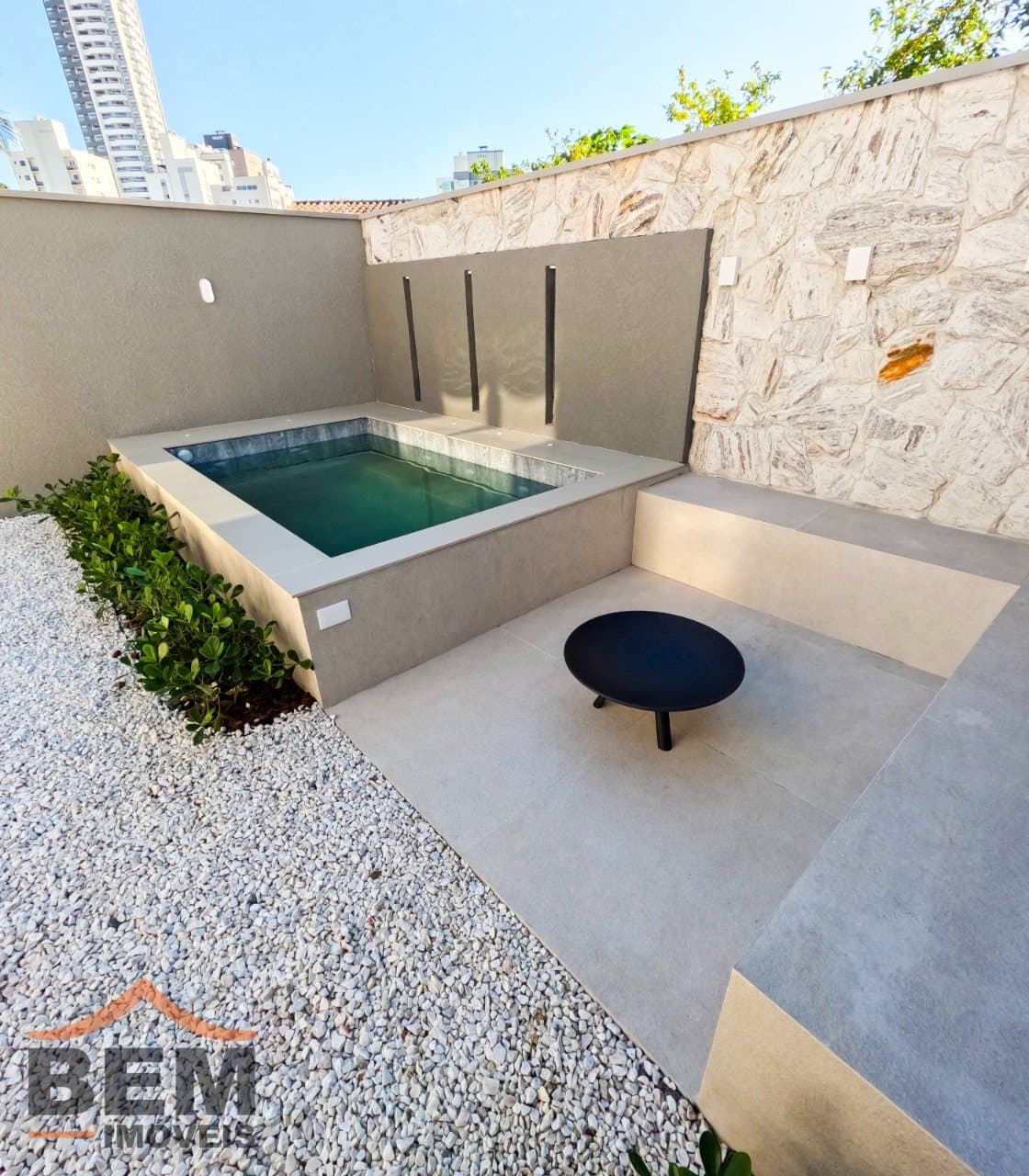 Casa à Venda com 3 quartos sendo 3 suítes, 2 vagas no bairro Vila Operária em Itajaí/SC