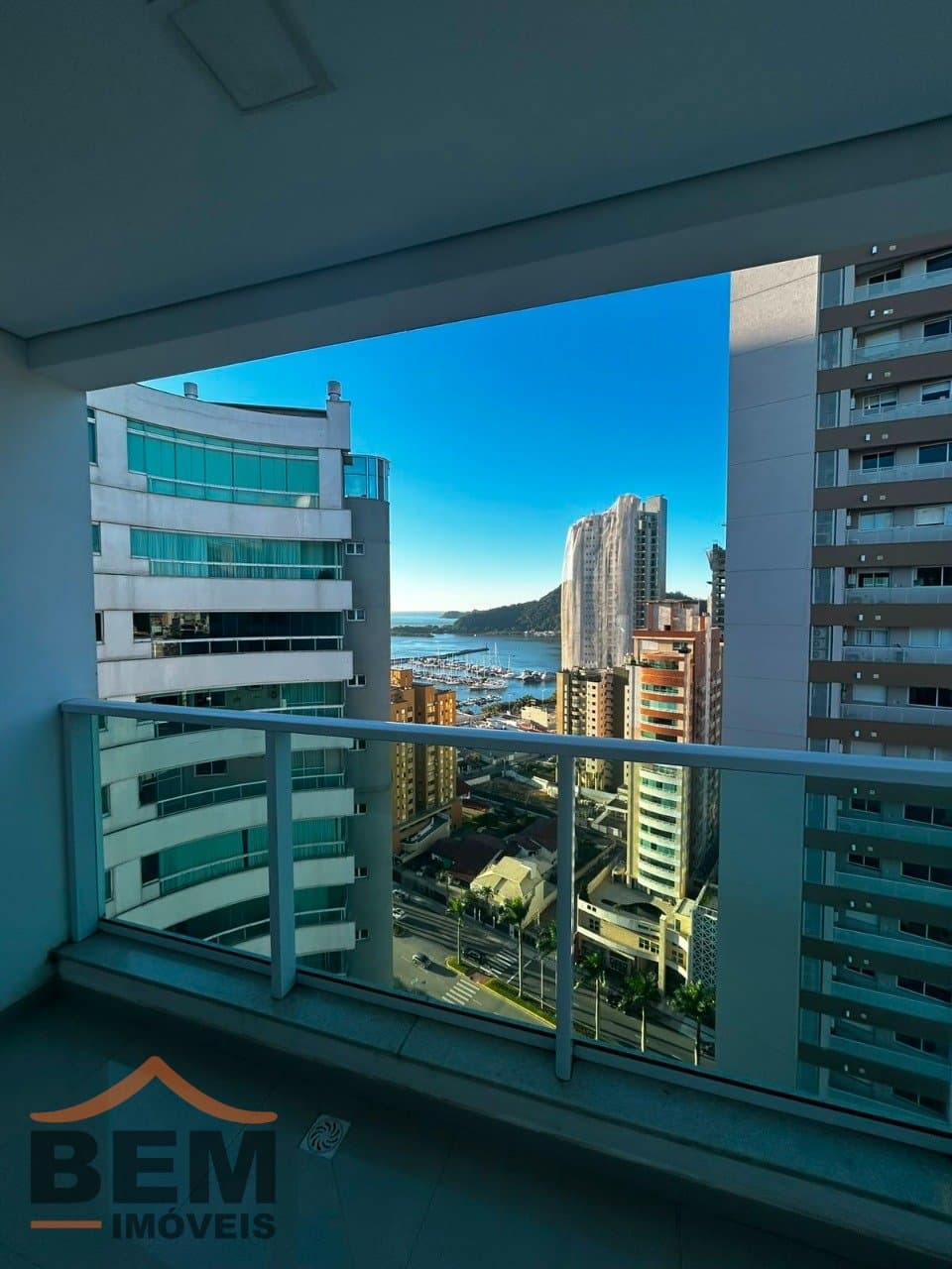 Apartamento à Venda com 2 quartos sendo 2 suítes, 2 vagas no bairro Centro em Itajaí/SC