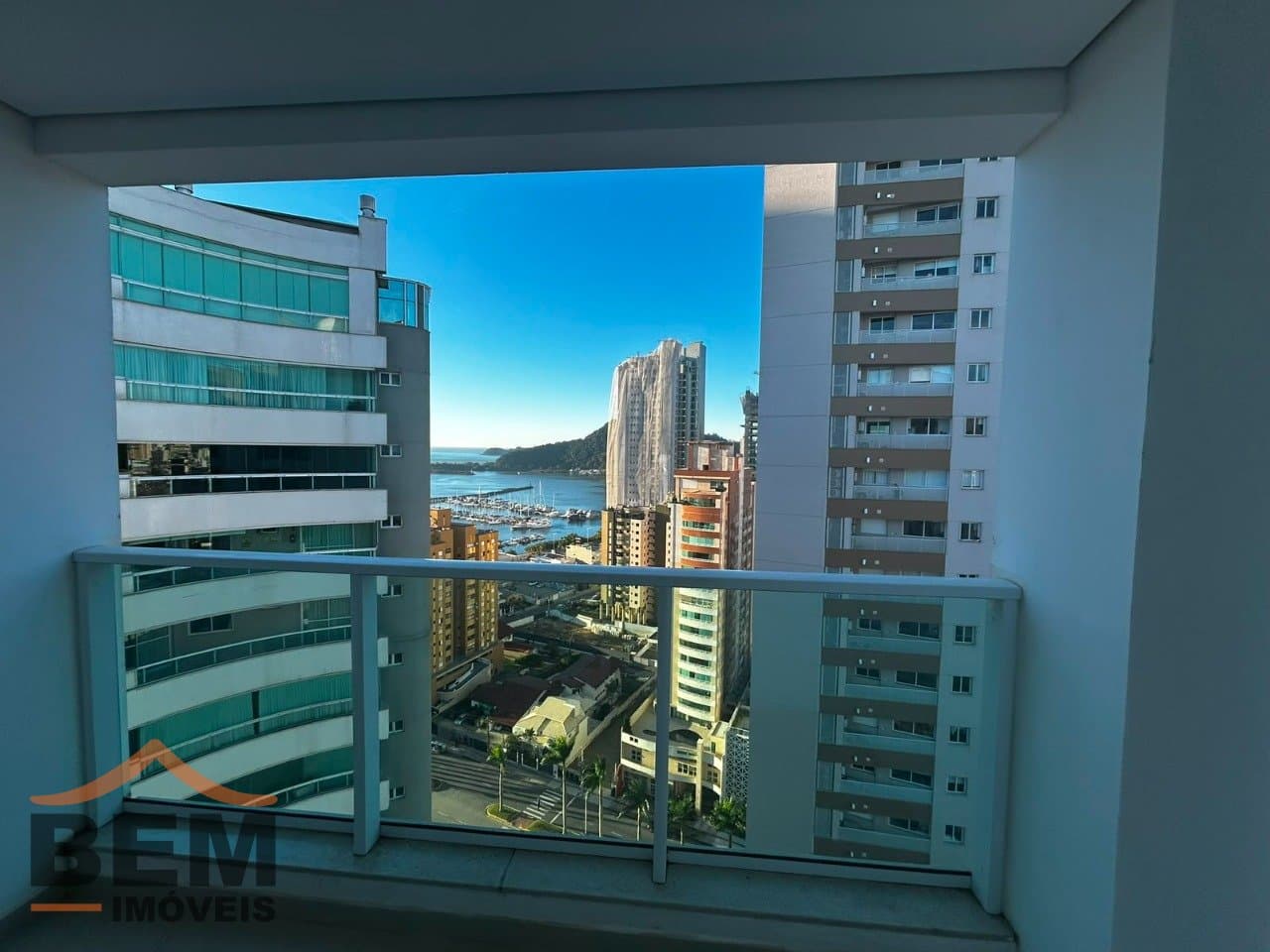 Apartamento à Venda com 2 quartos sendo 2 suítes, 2 vagas no bairro Centro em Itajaí/SC