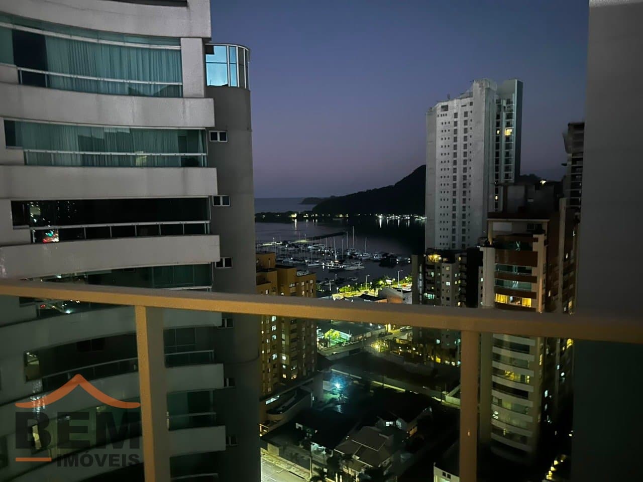 Apartamento à Venda com 2 quartos sendo 2 suítes, 2 vagas no bairro Centro em Itajaí/SC