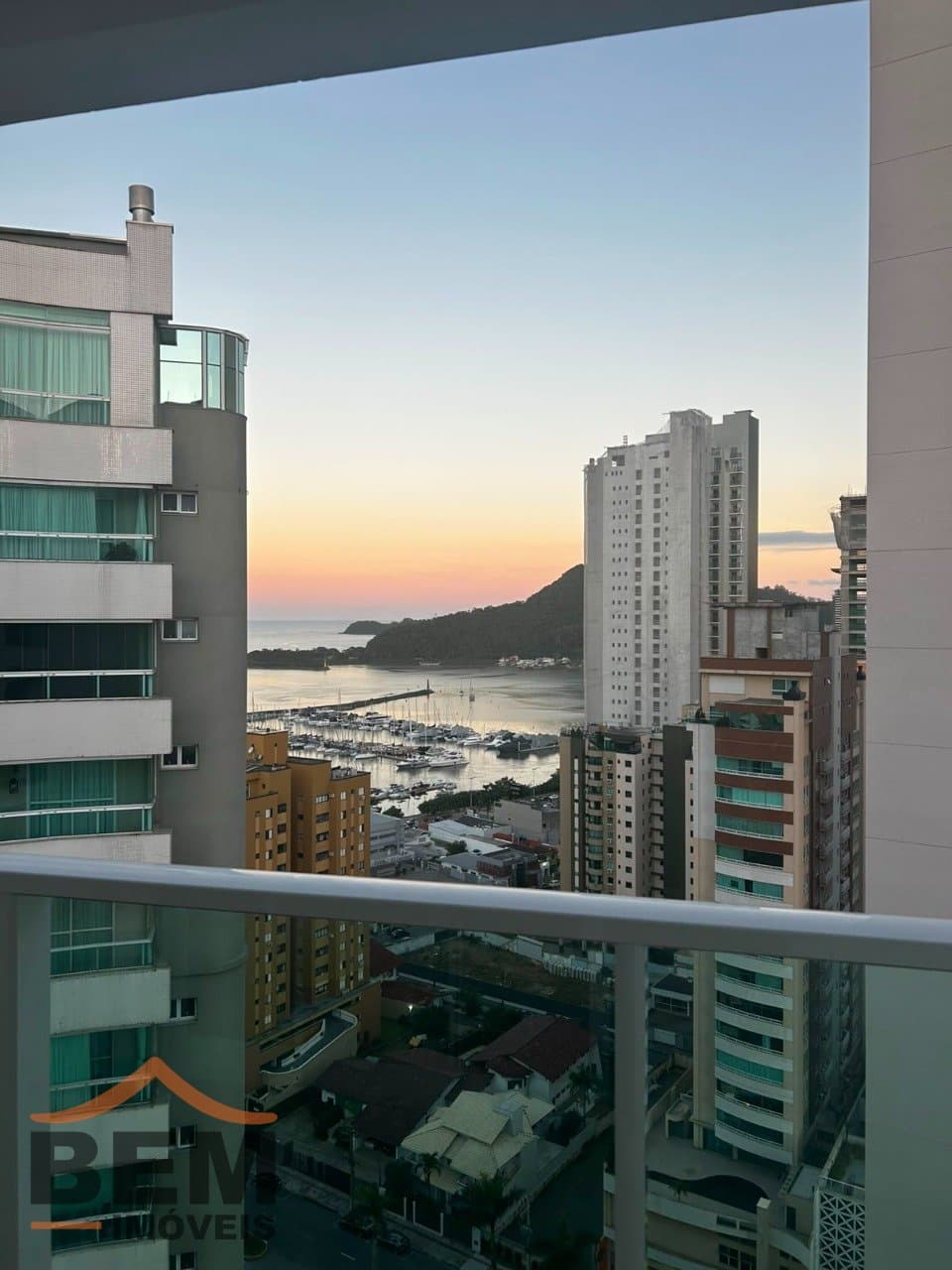 Apartamento à Venda com 2 quartos sendo 2 suítes, 2 vagas no bairro Centro em Itajaí/SC