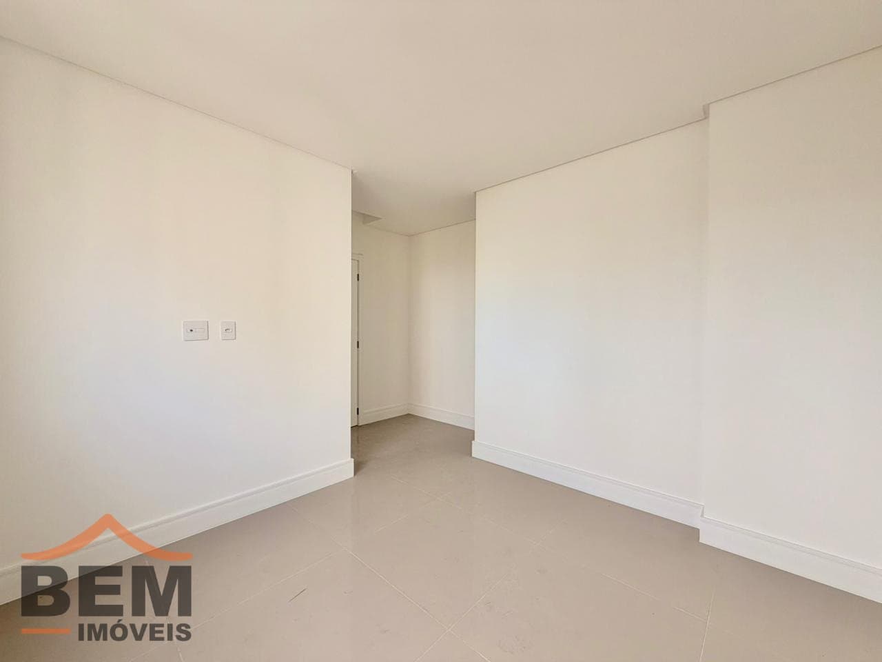 Apartamento à Venda com 3 quartos sendo 3 suítes, 3 vagas no bairro Centro em Balneário Camboriú/SC