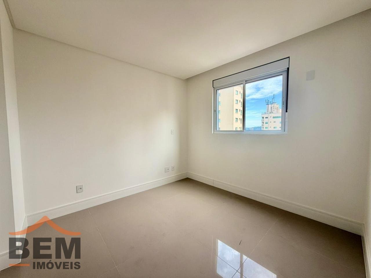 Apartamento à Venda com 3 quartos sendo 3 suítes, 3 vagas no bairro Centro em Balneário Camboriú/SC